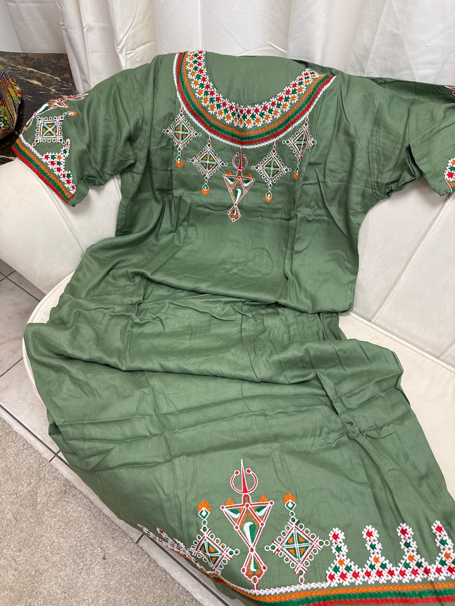 Robe brodé avec manche