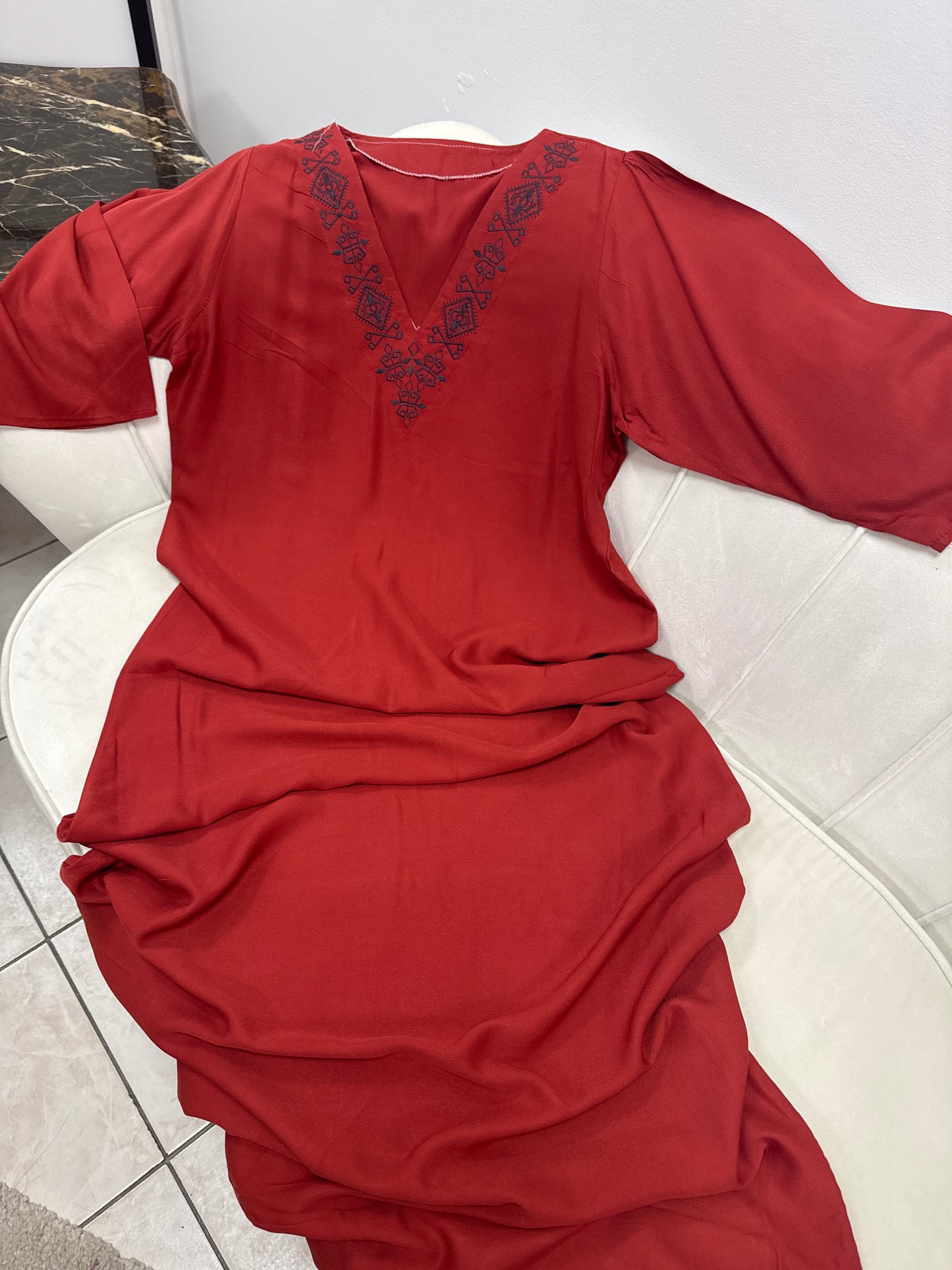 Robes brodées avec manche