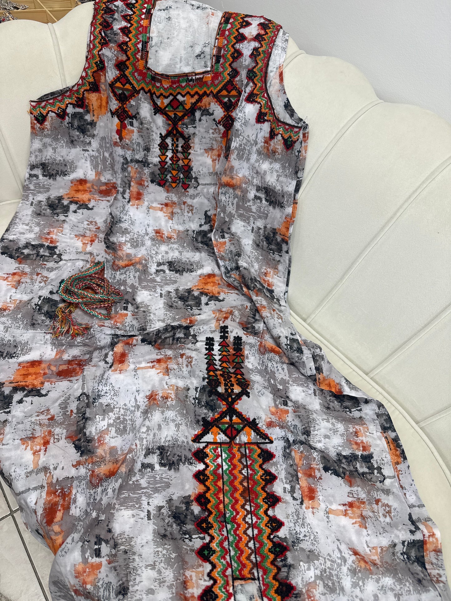 Robe brodé sans manche