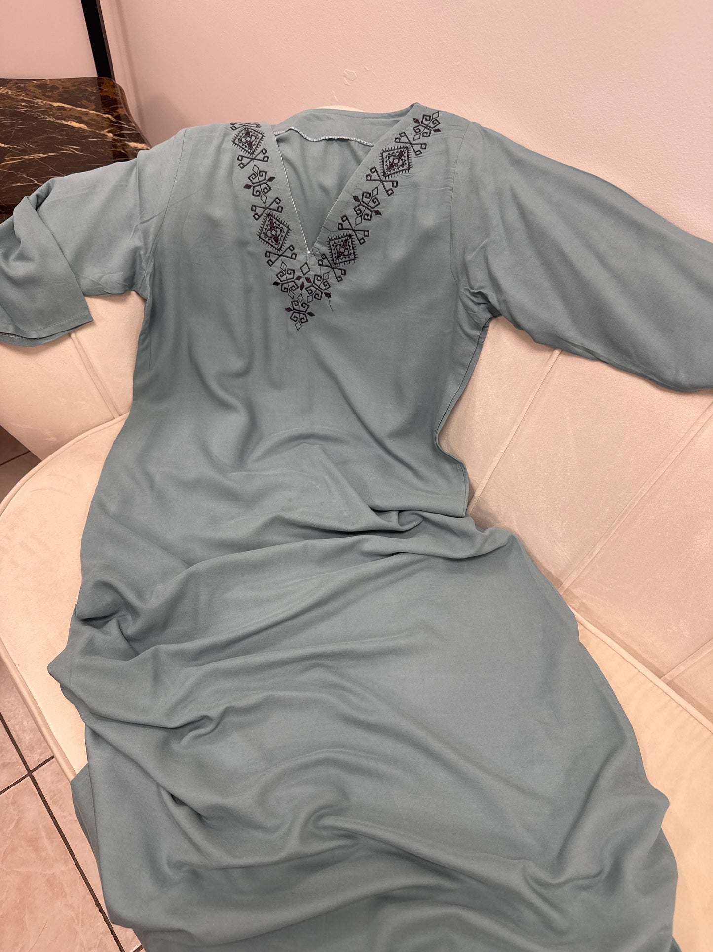 Robes brodées avec manche