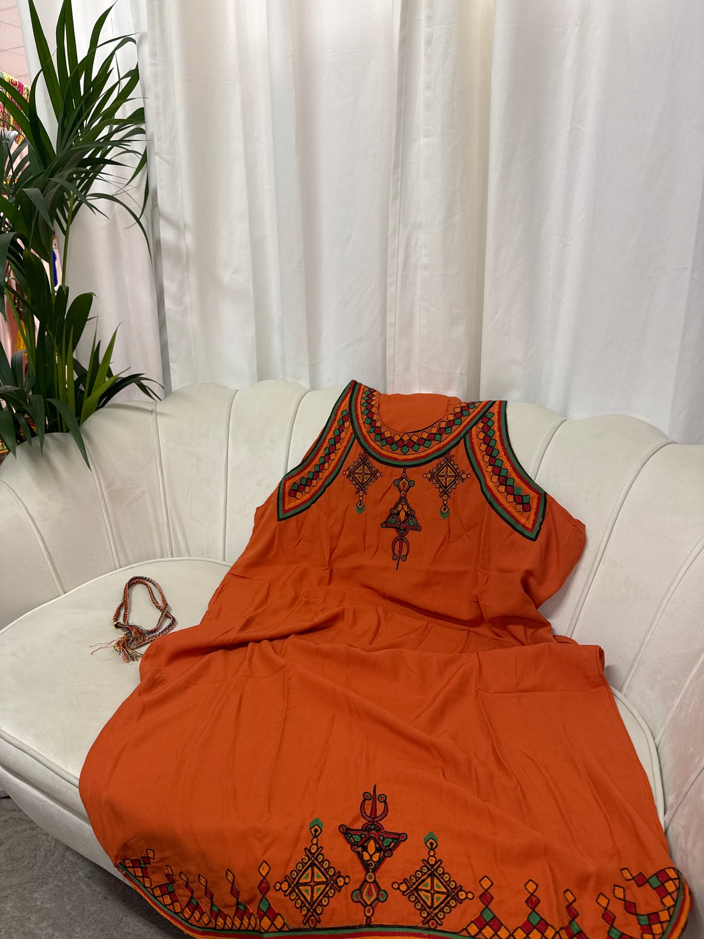 Robes midi brodées sans manches