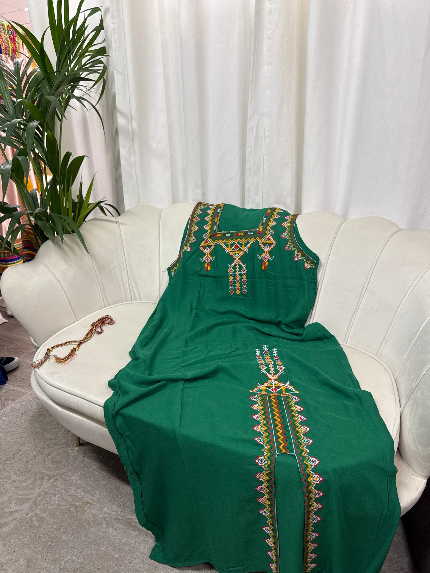 Robes longues brodées sans manches