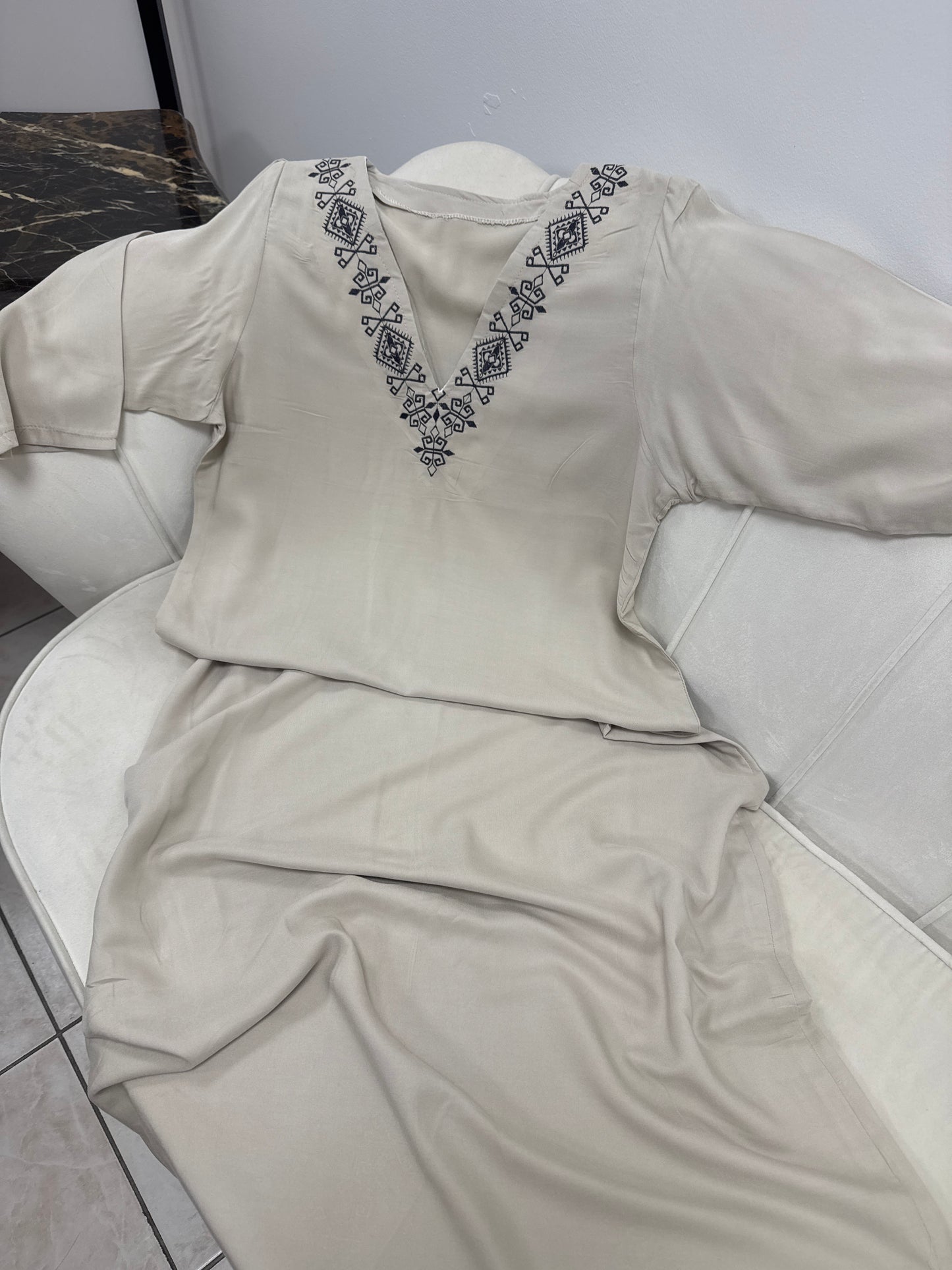 Robes brodées avec manche