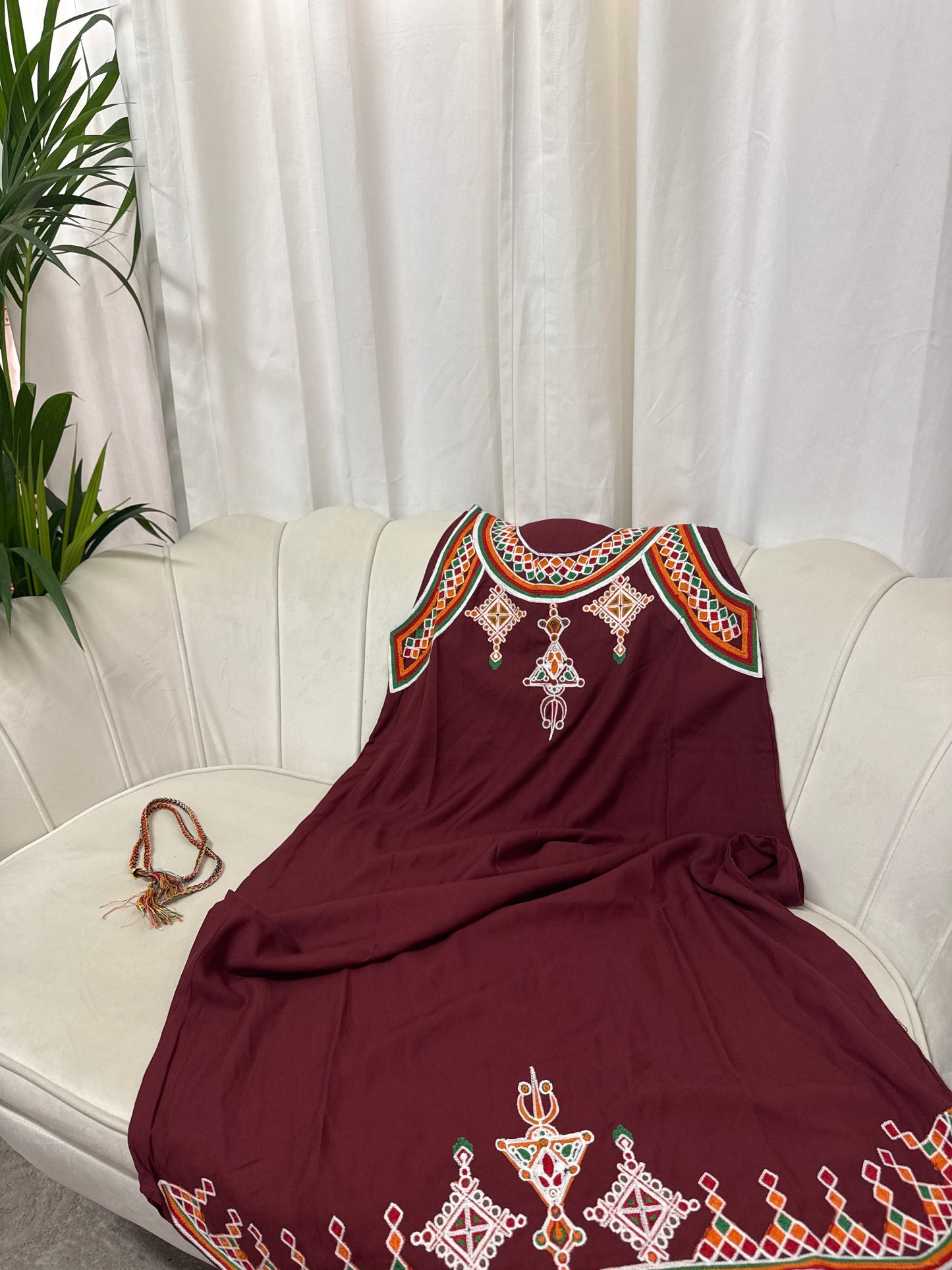 Robes midi brodées sans manches