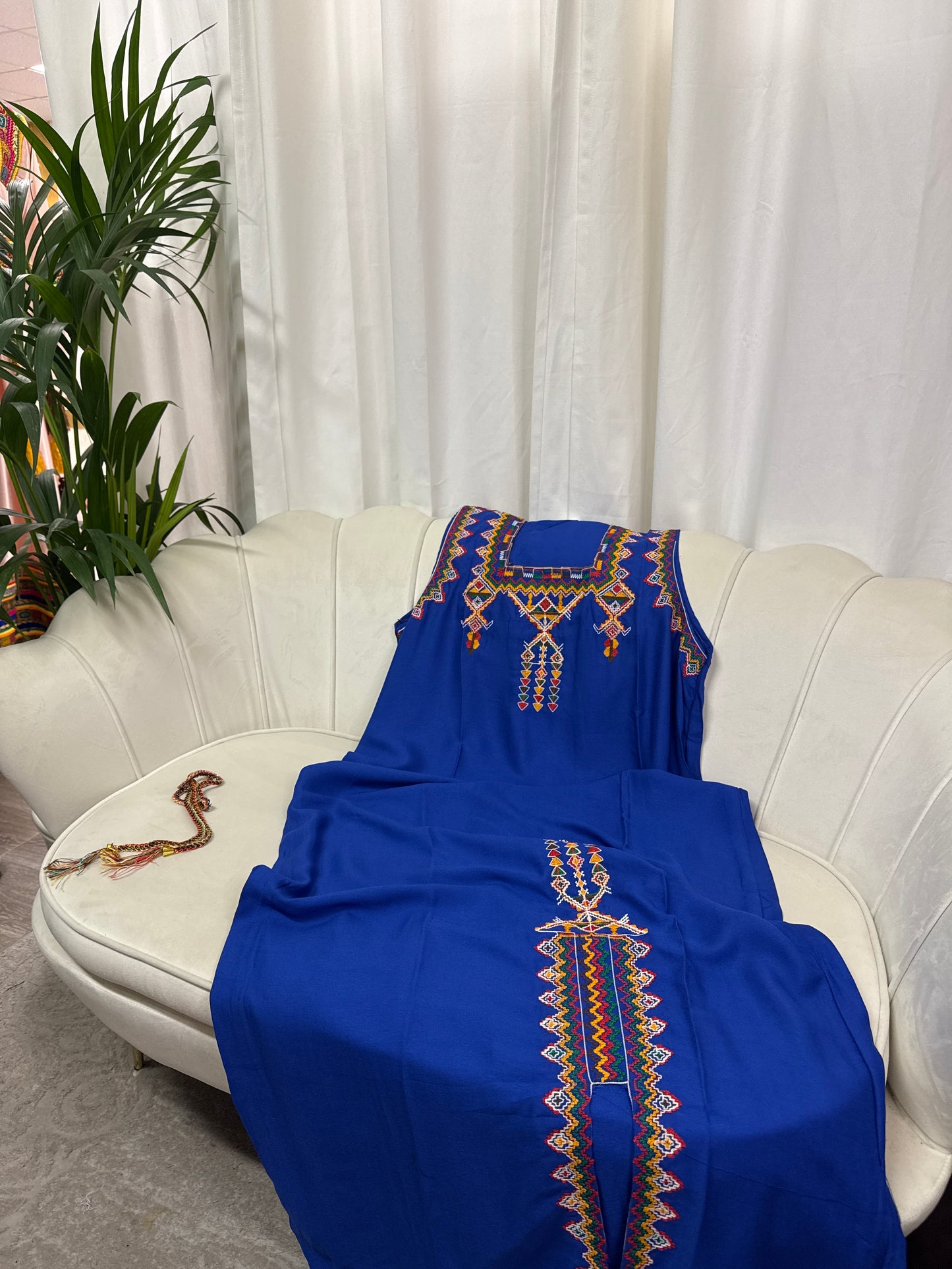 Robes longues brodées sans manches