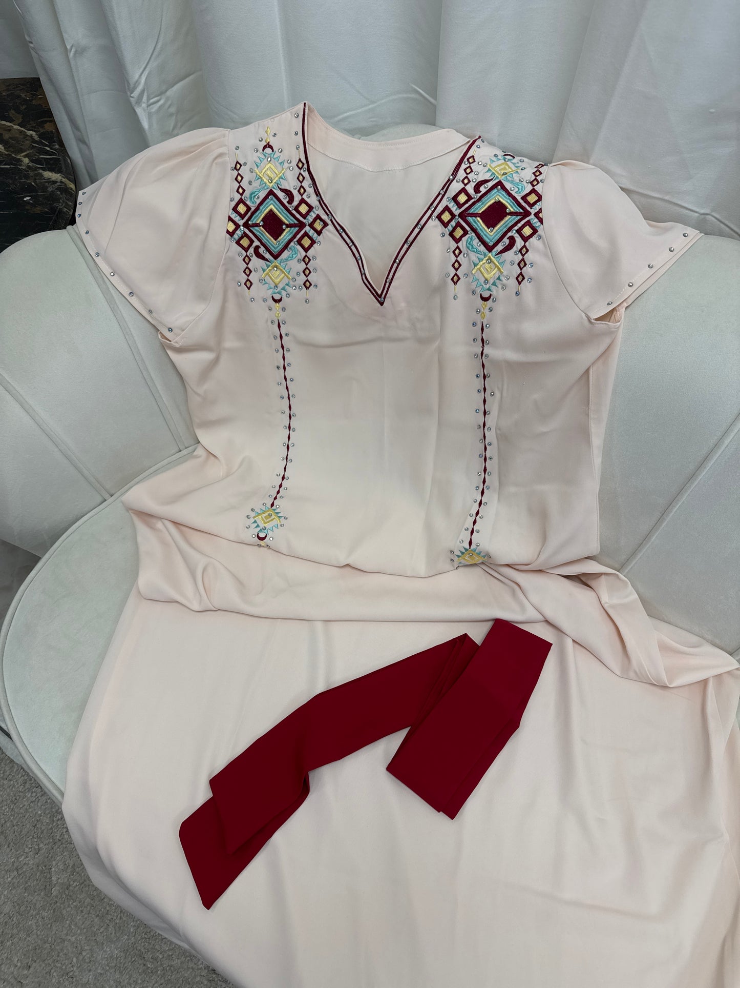 Robe brodé avec ceinture