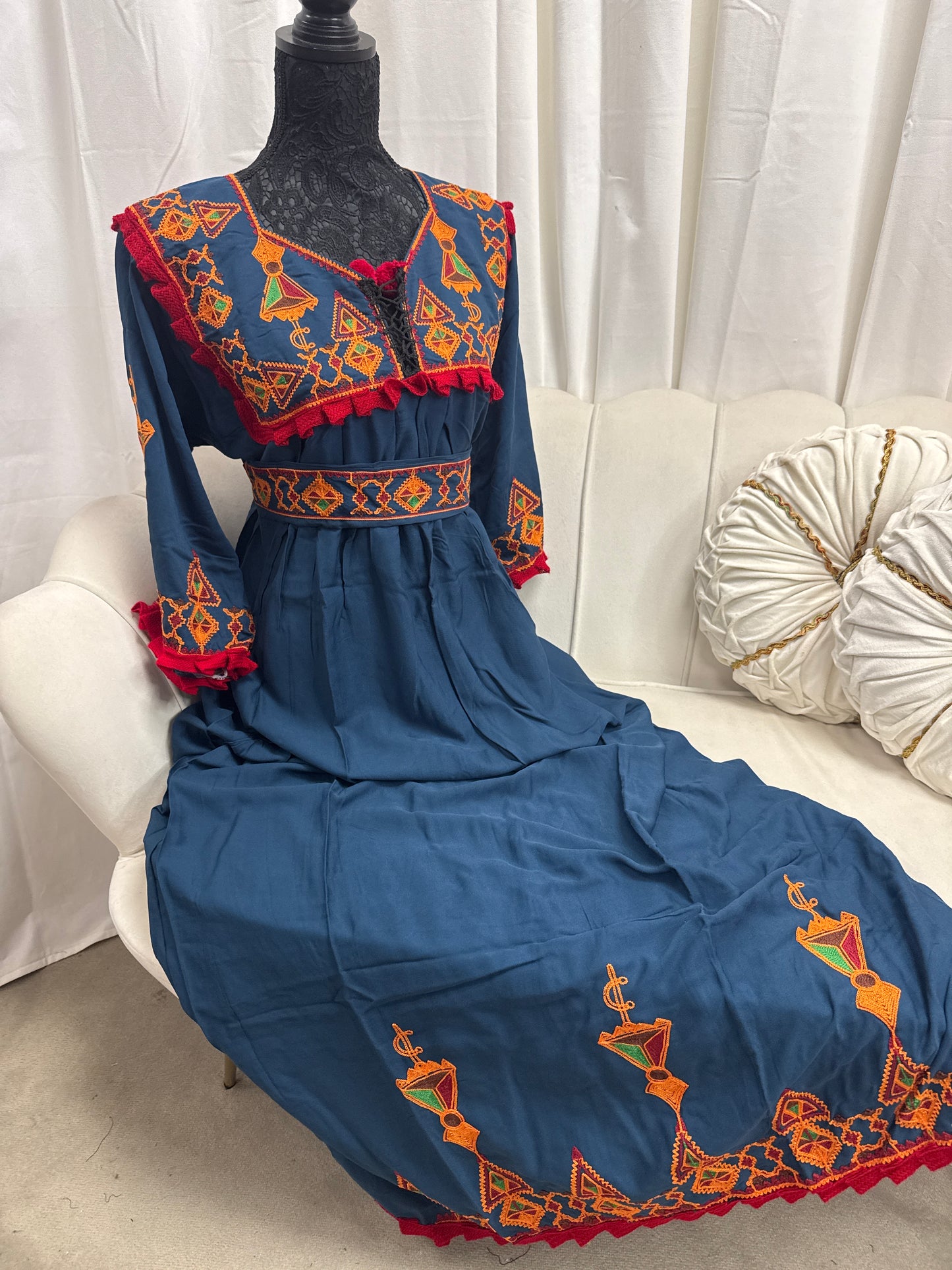 Robes brodé avec ceinture