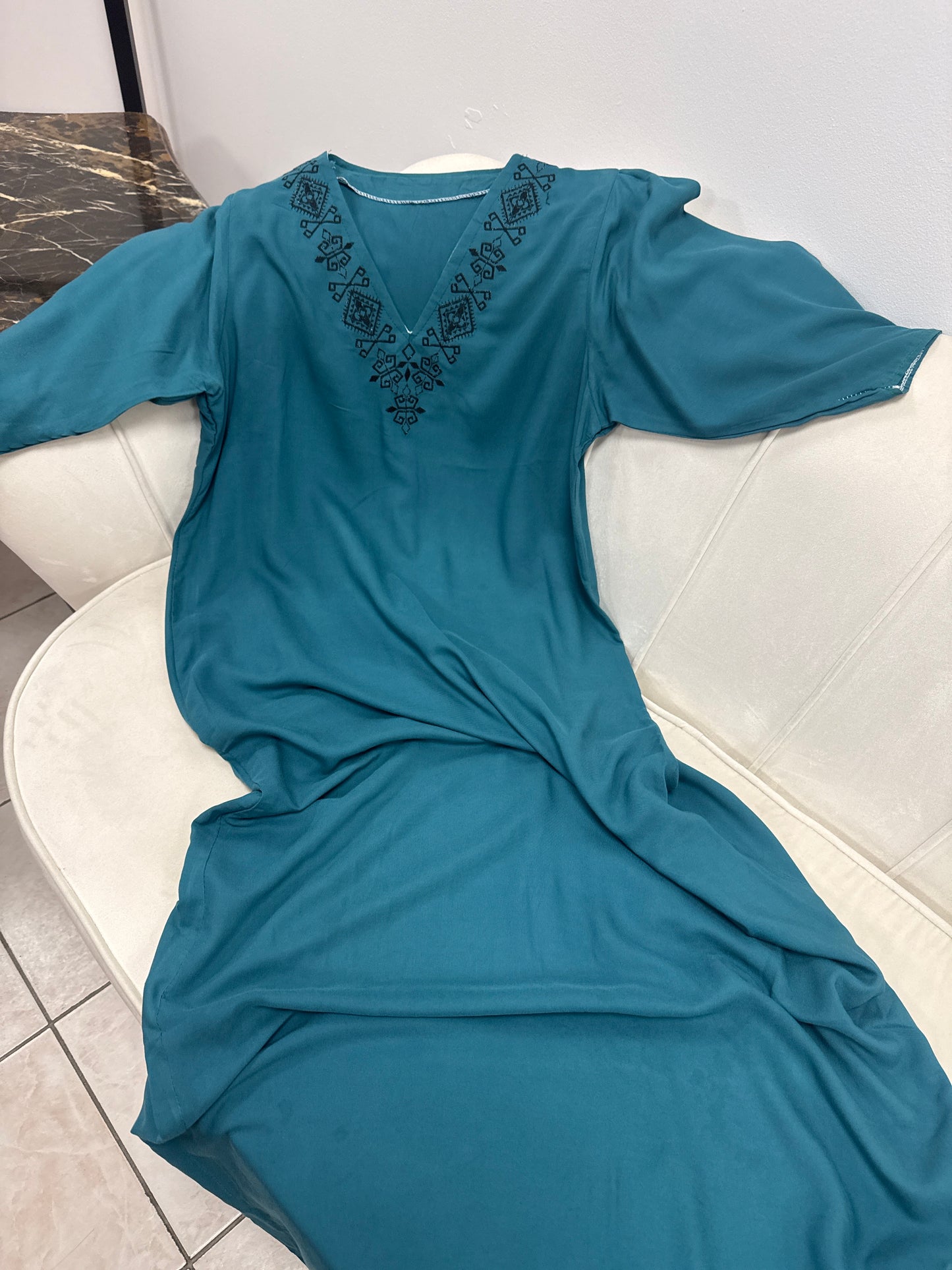 Robes brodées avec manche
