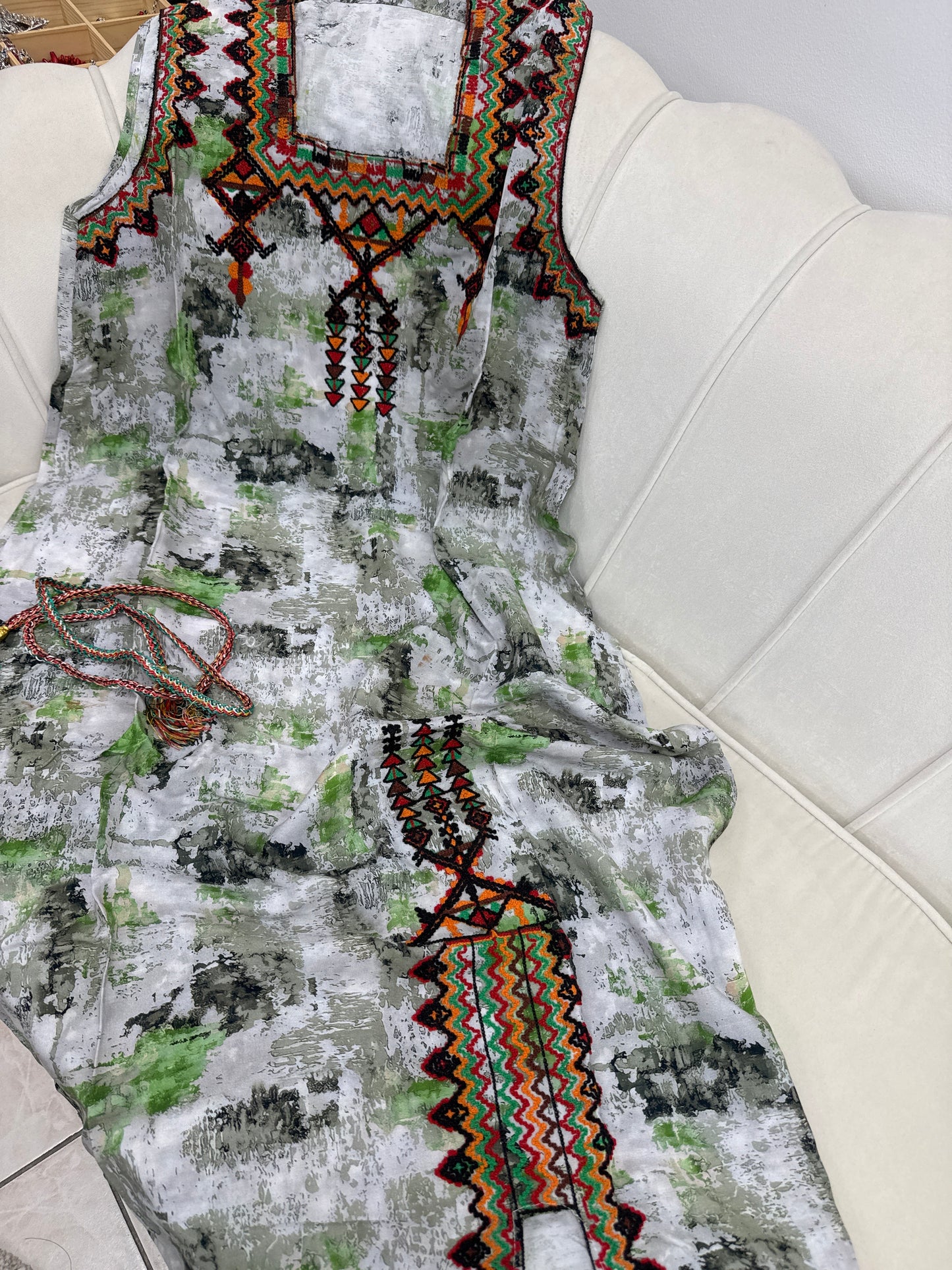 Robe brodé sans manche