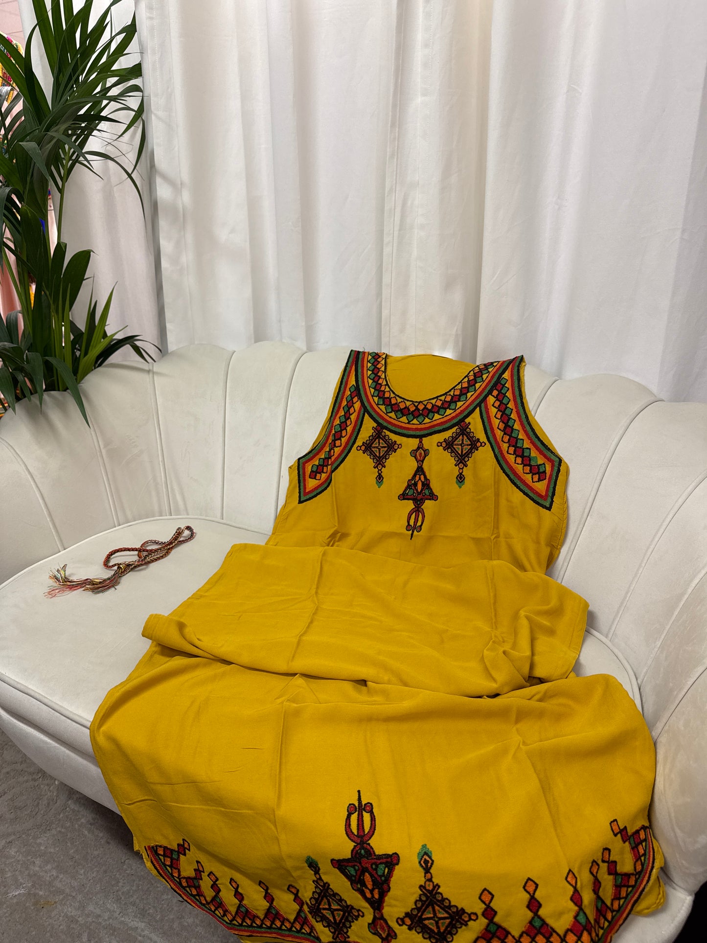 Robes longues brodées sans manches