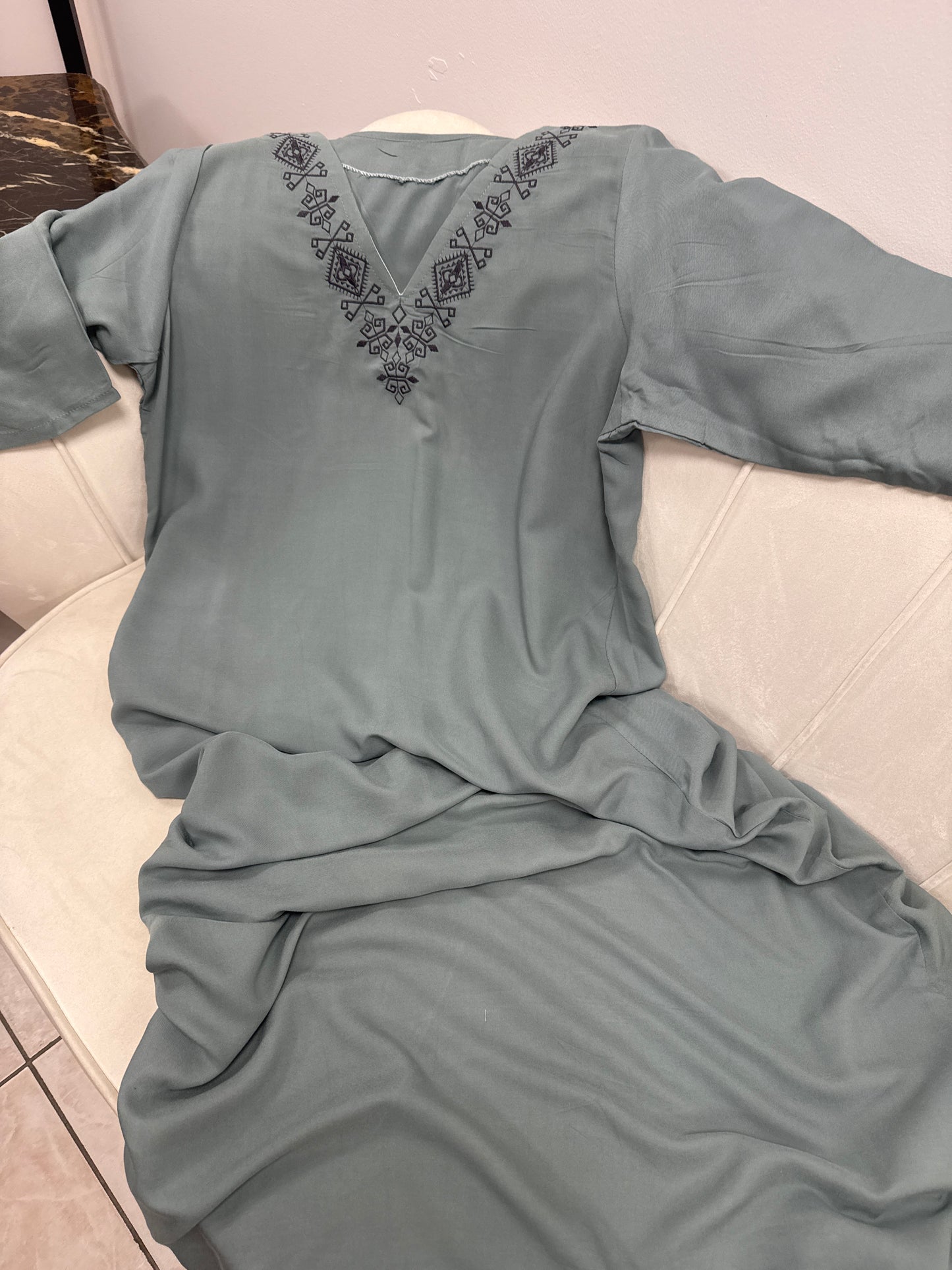 Robes brodées avec manche