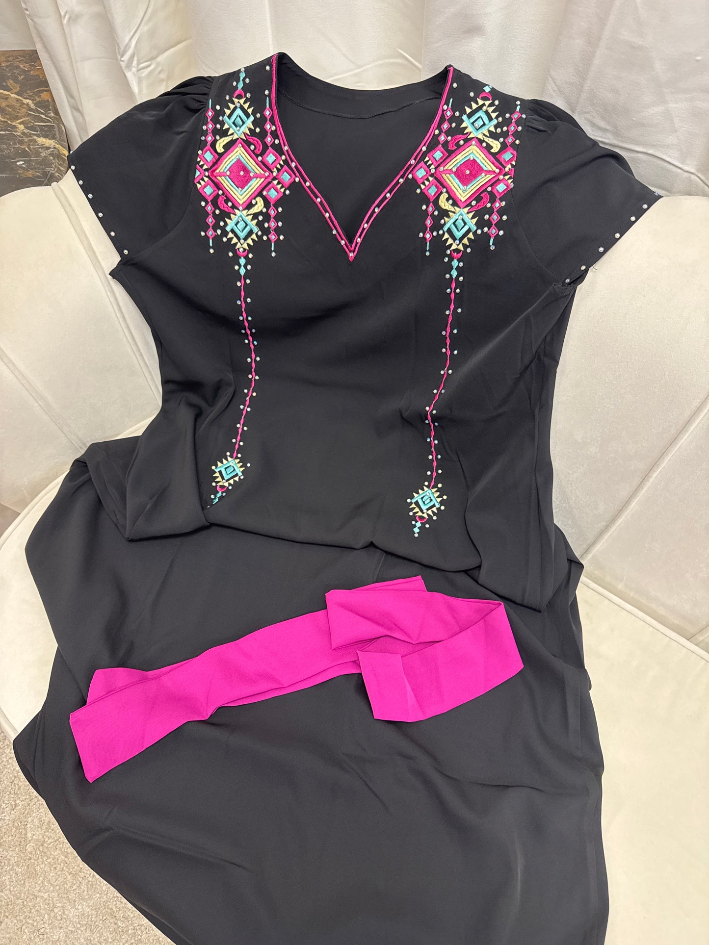 Robe brodé avec ceinture