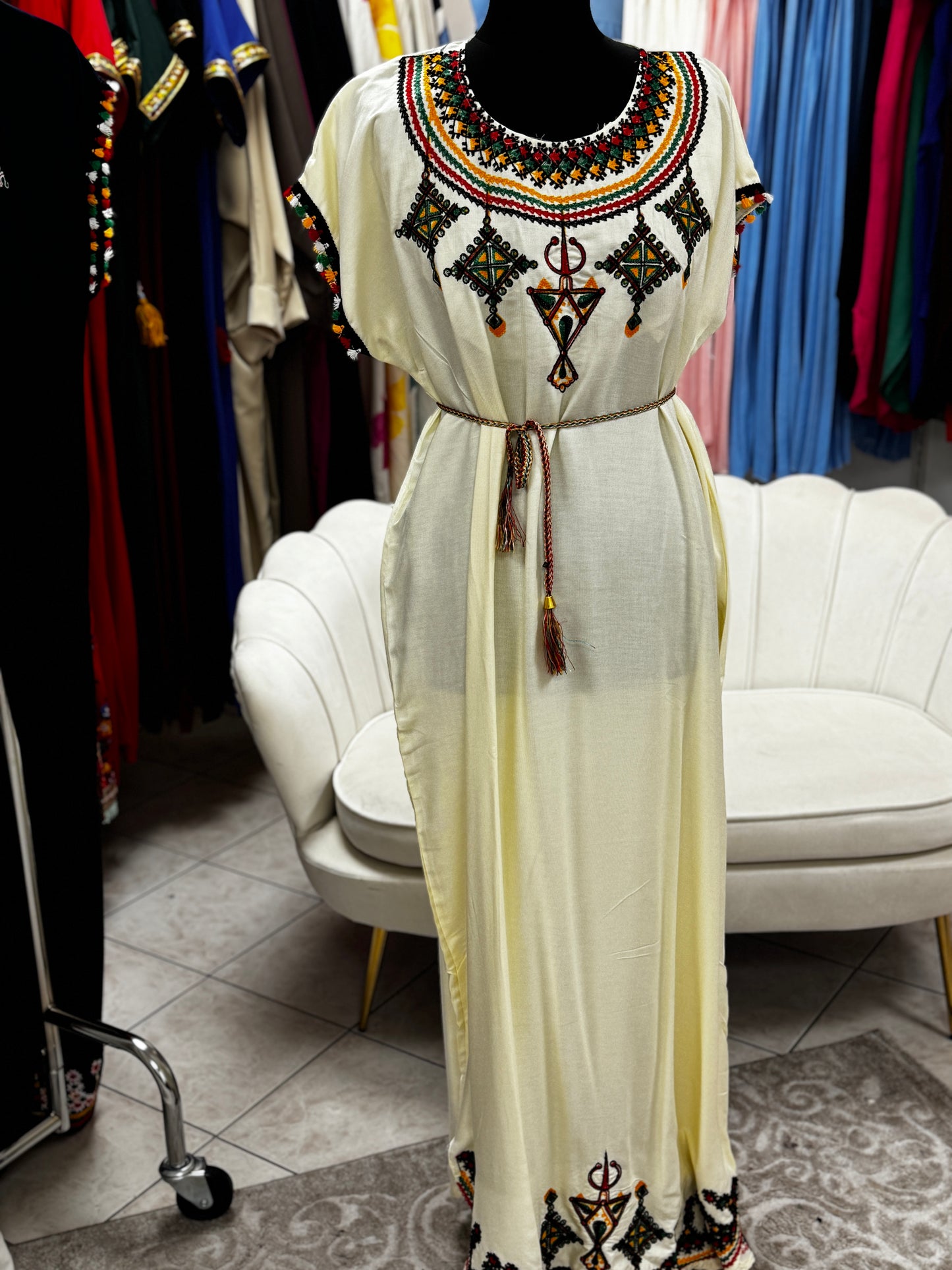 Robe brodé