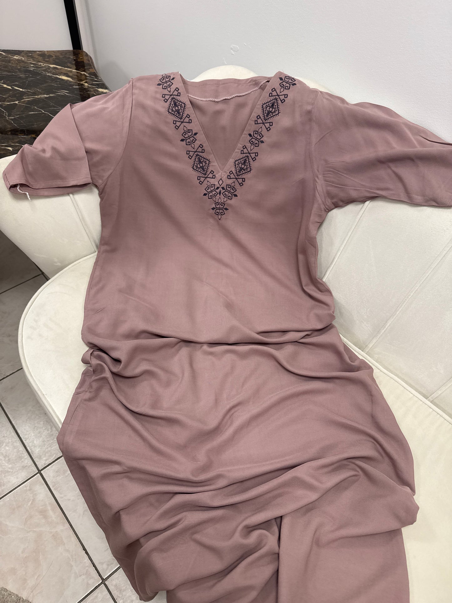 Robes brodées avec manche
