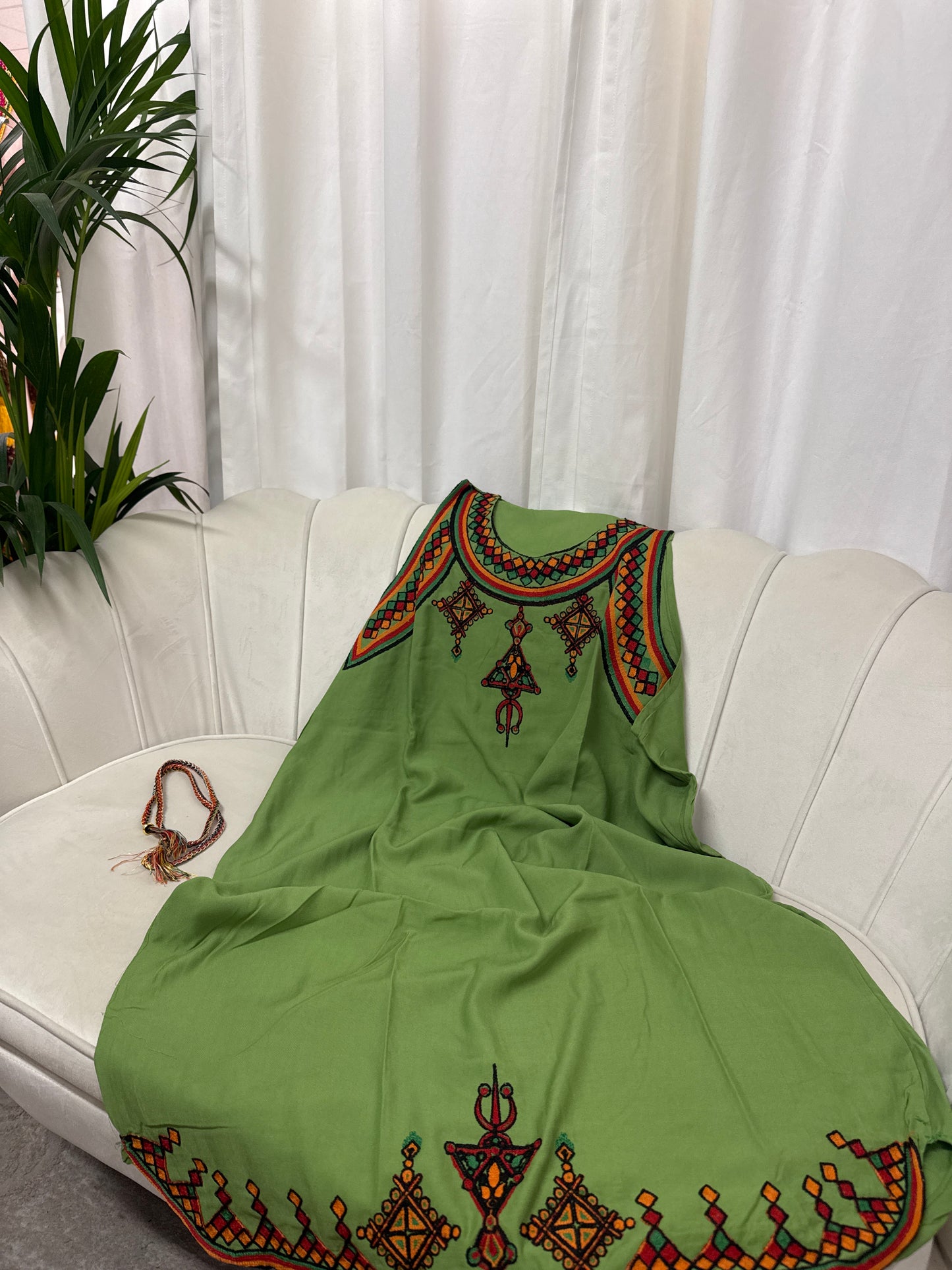 Robes midi brodées sans manches