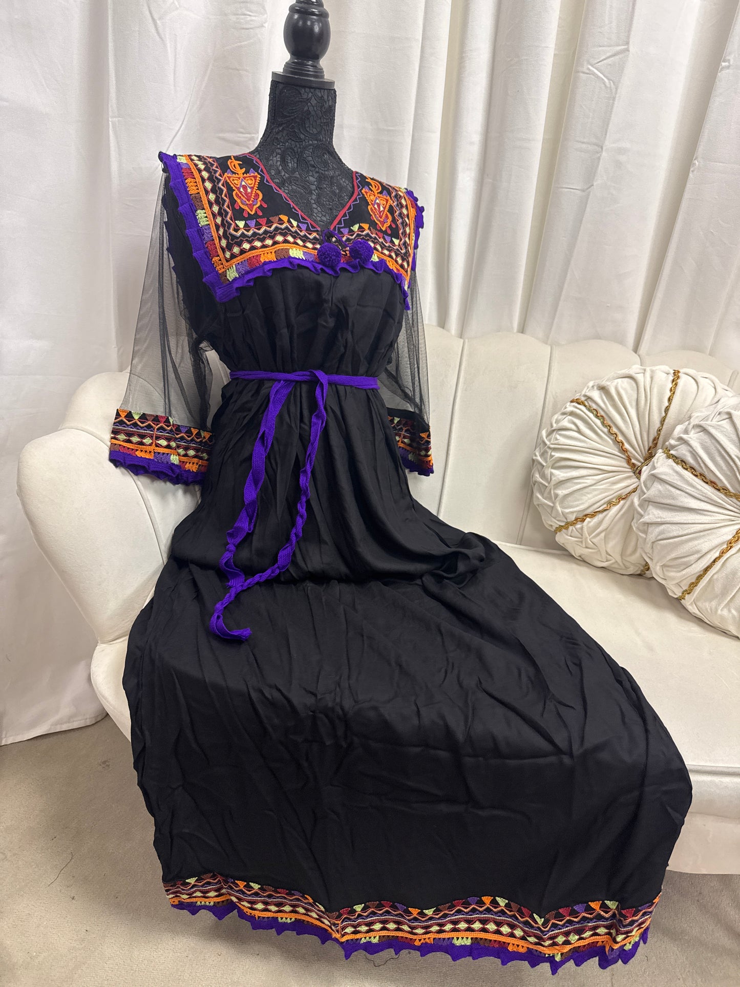Robe brodé finition violet