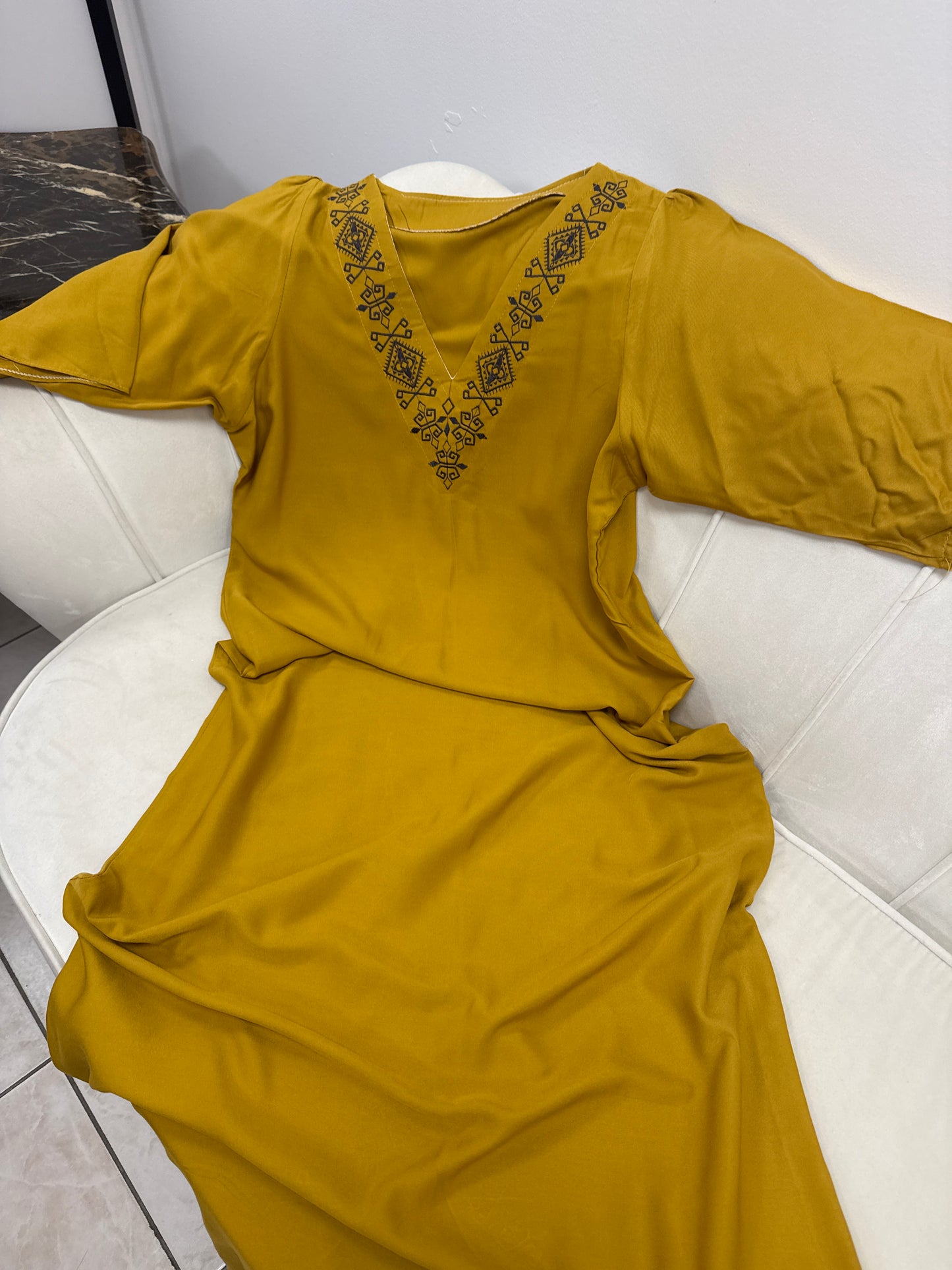Robes brodées avec manche