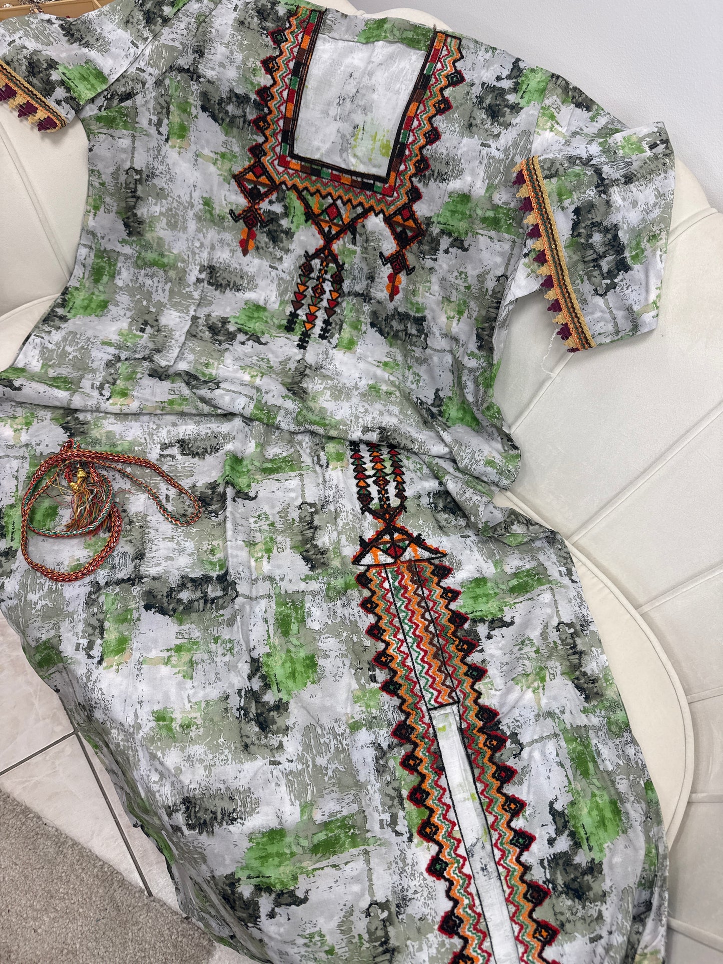 Robe brodé avec manches 