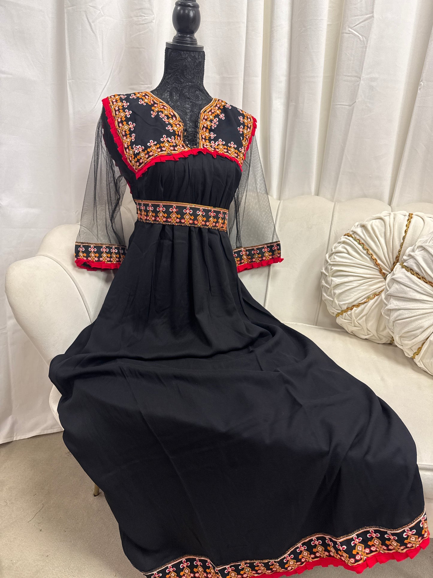 Robe brodé finition rouge