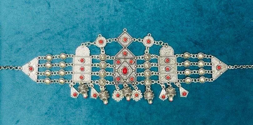 Bijoux de tête noir et rouge