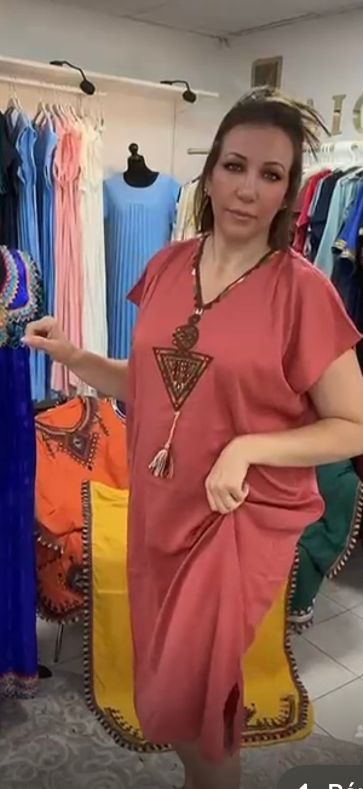Robes berbères brodées