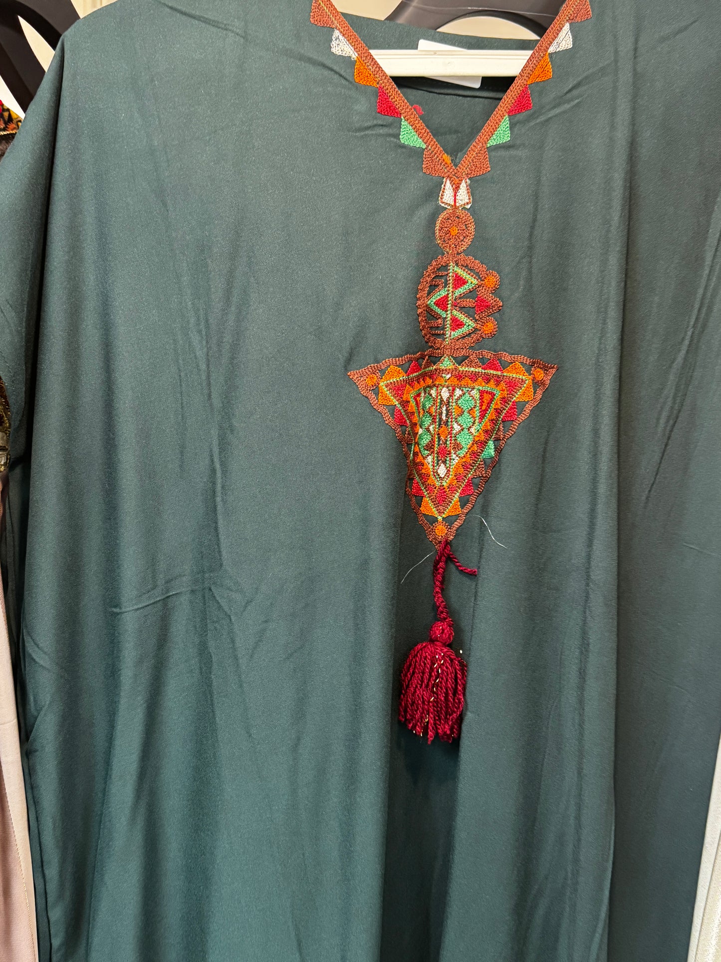Robes berbères brodées
