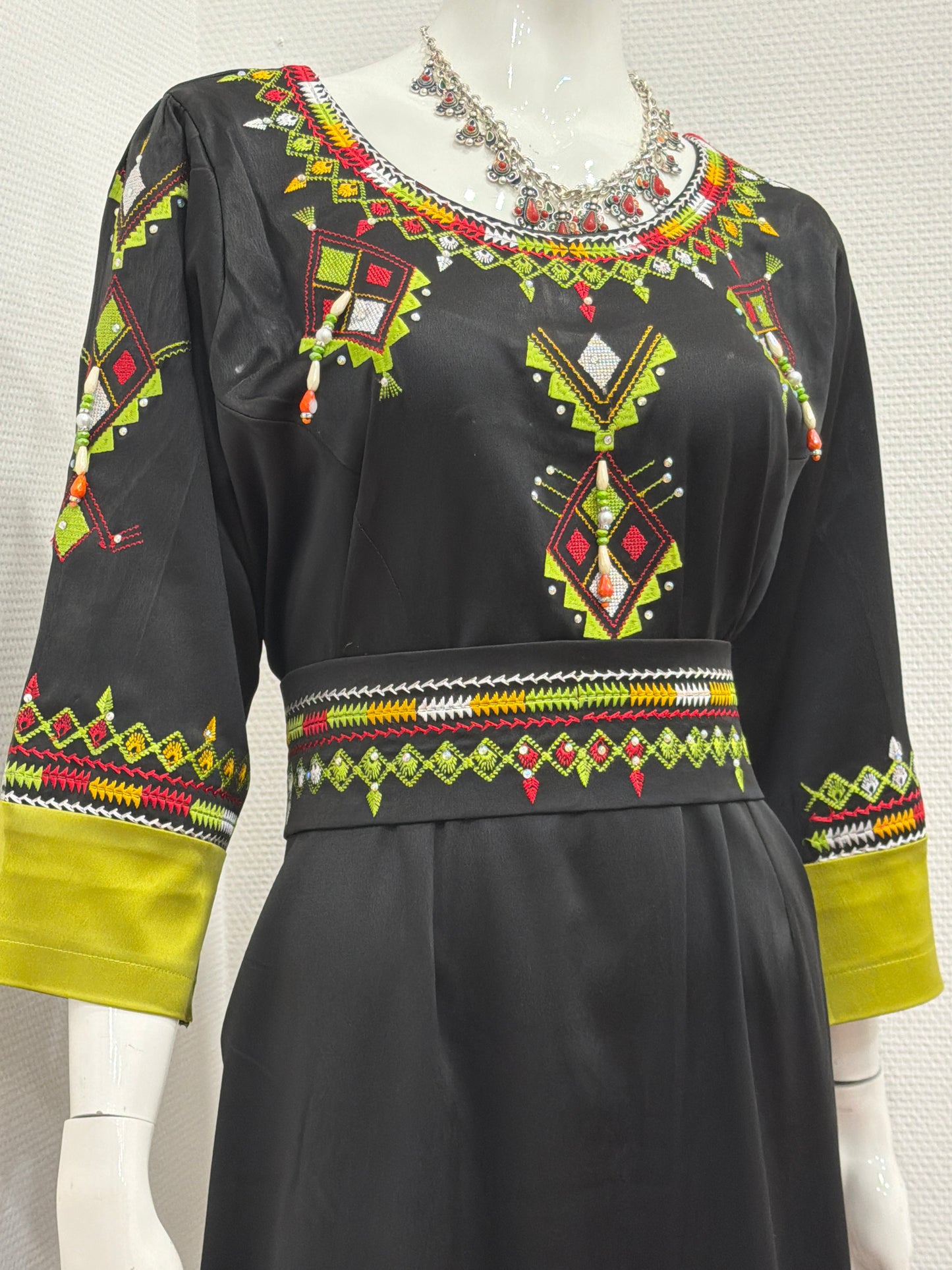 Robes broderies pochette non inclus