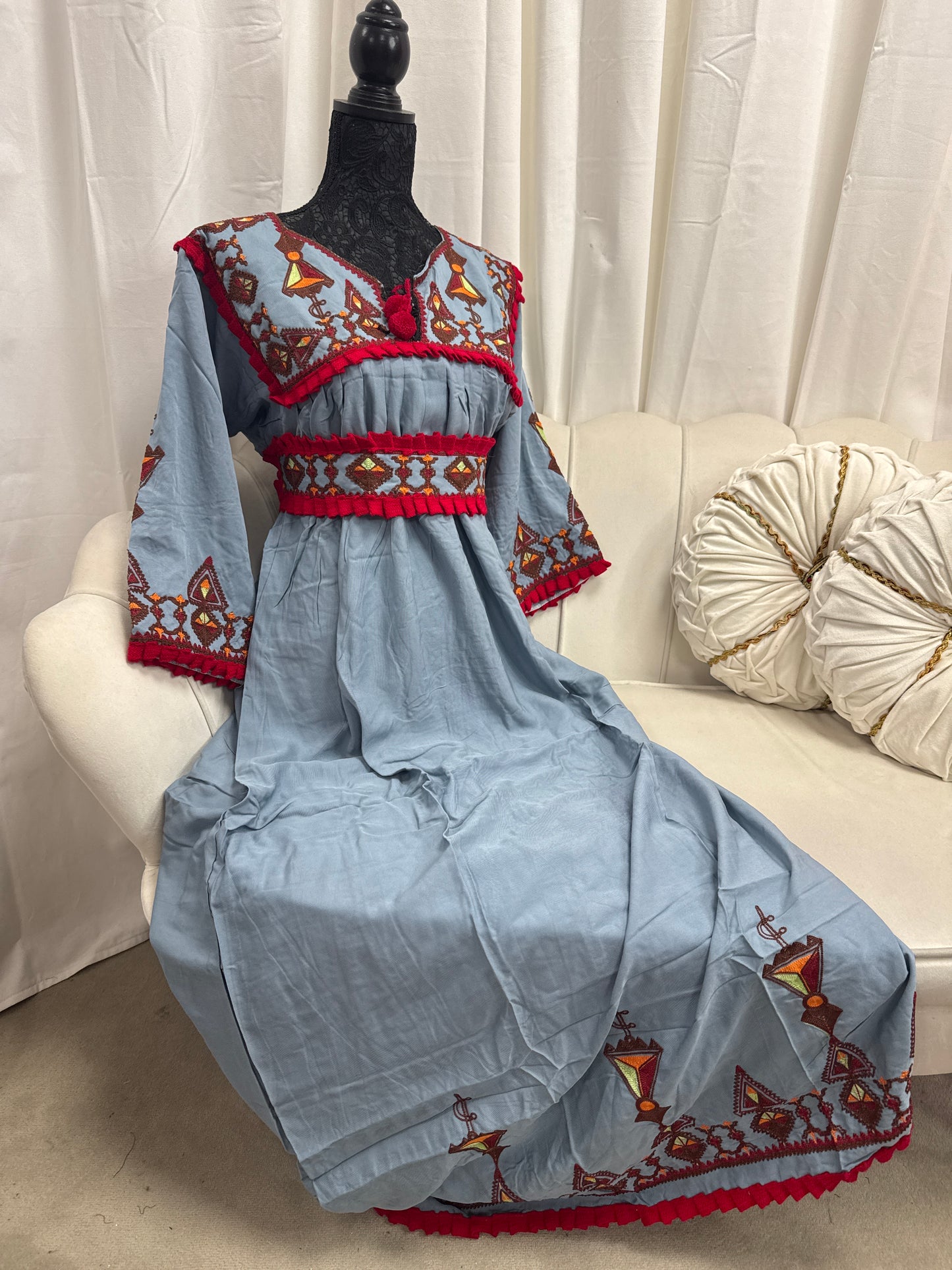Robes brodé avec ceinture