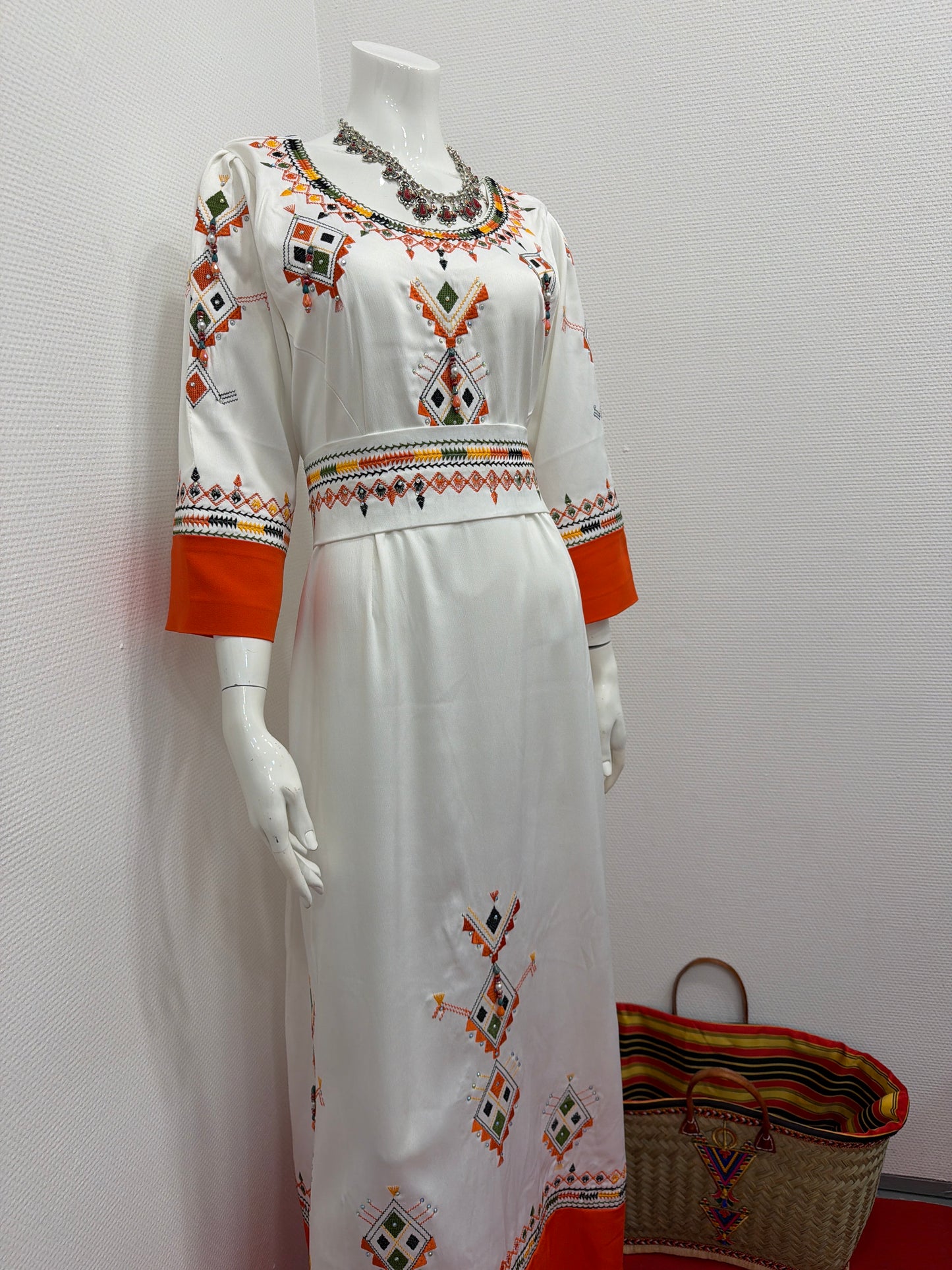 Robes broderies pochette non inclus