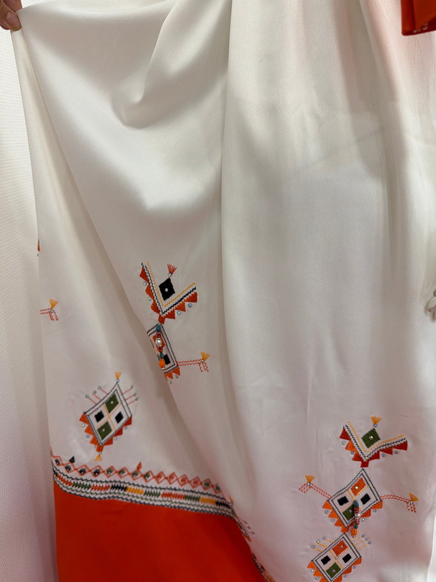 Robes broderies pochette non inclus