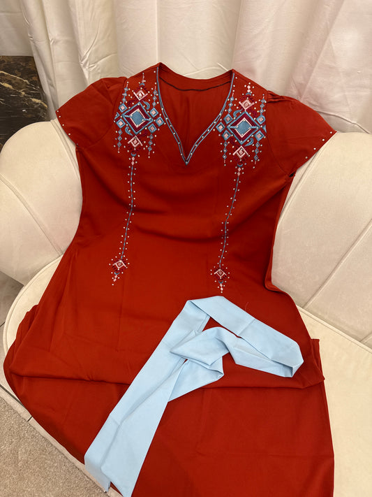 Robe brodé avec ceinture