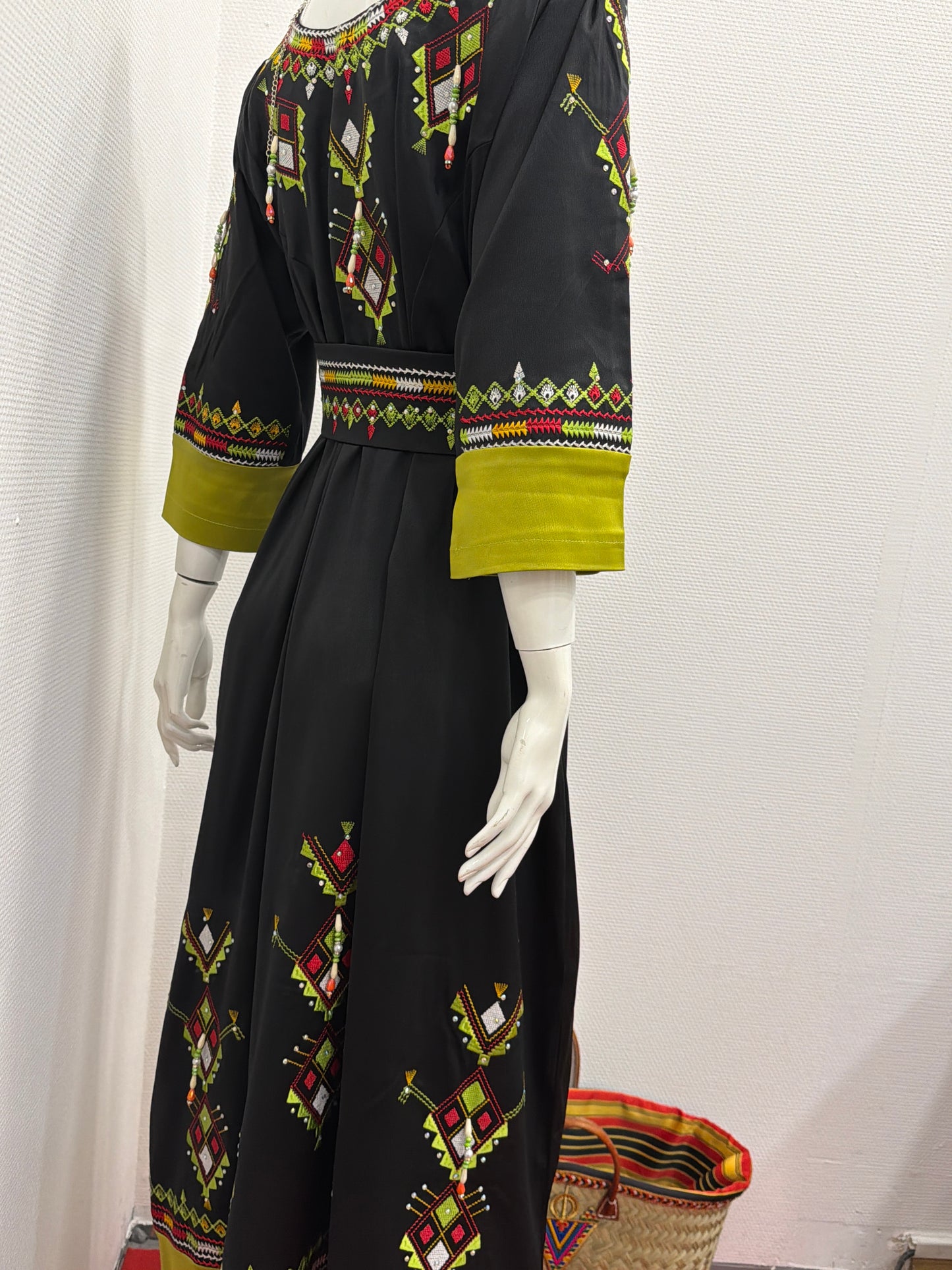 Robes broderies pochette non inclus