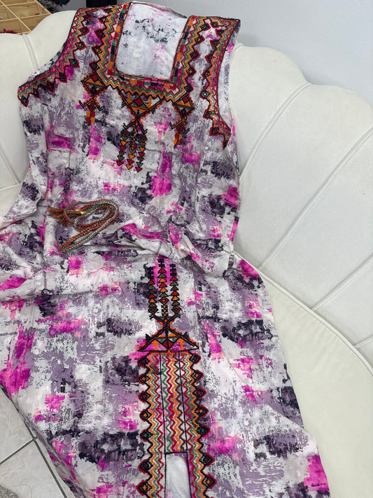 Robe brodé sans manche