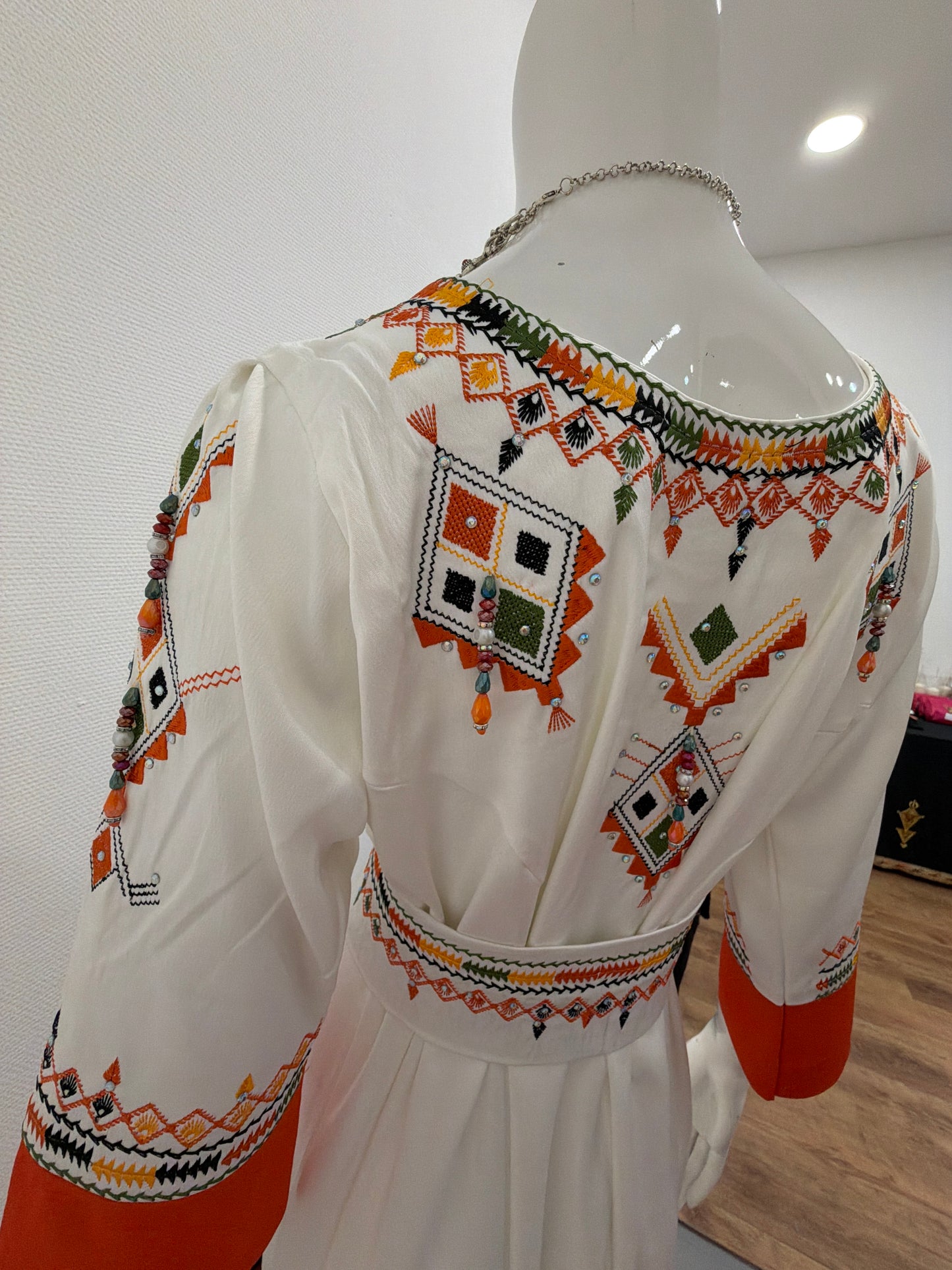 Robes broderies pochette non inclus