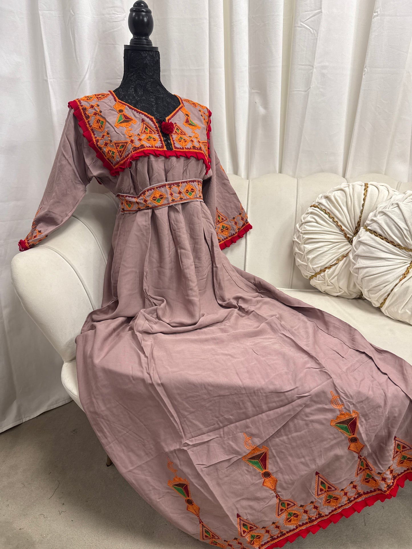 Robes brodé avec ceinture