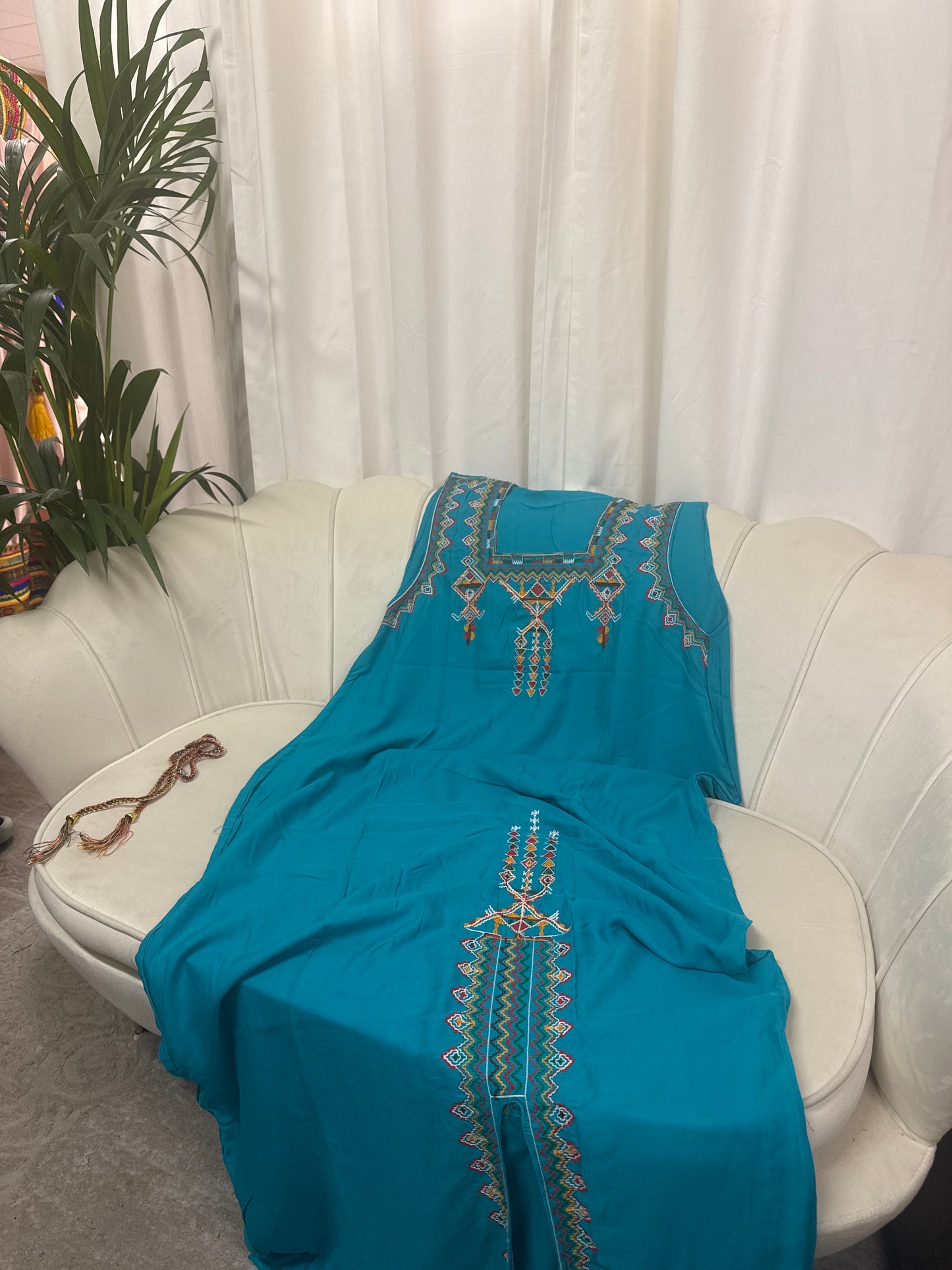 Robes longues brodées sans manches