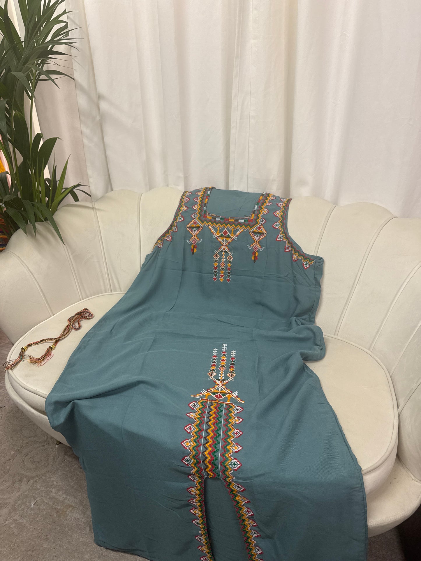 Robes longues brodées sans manches