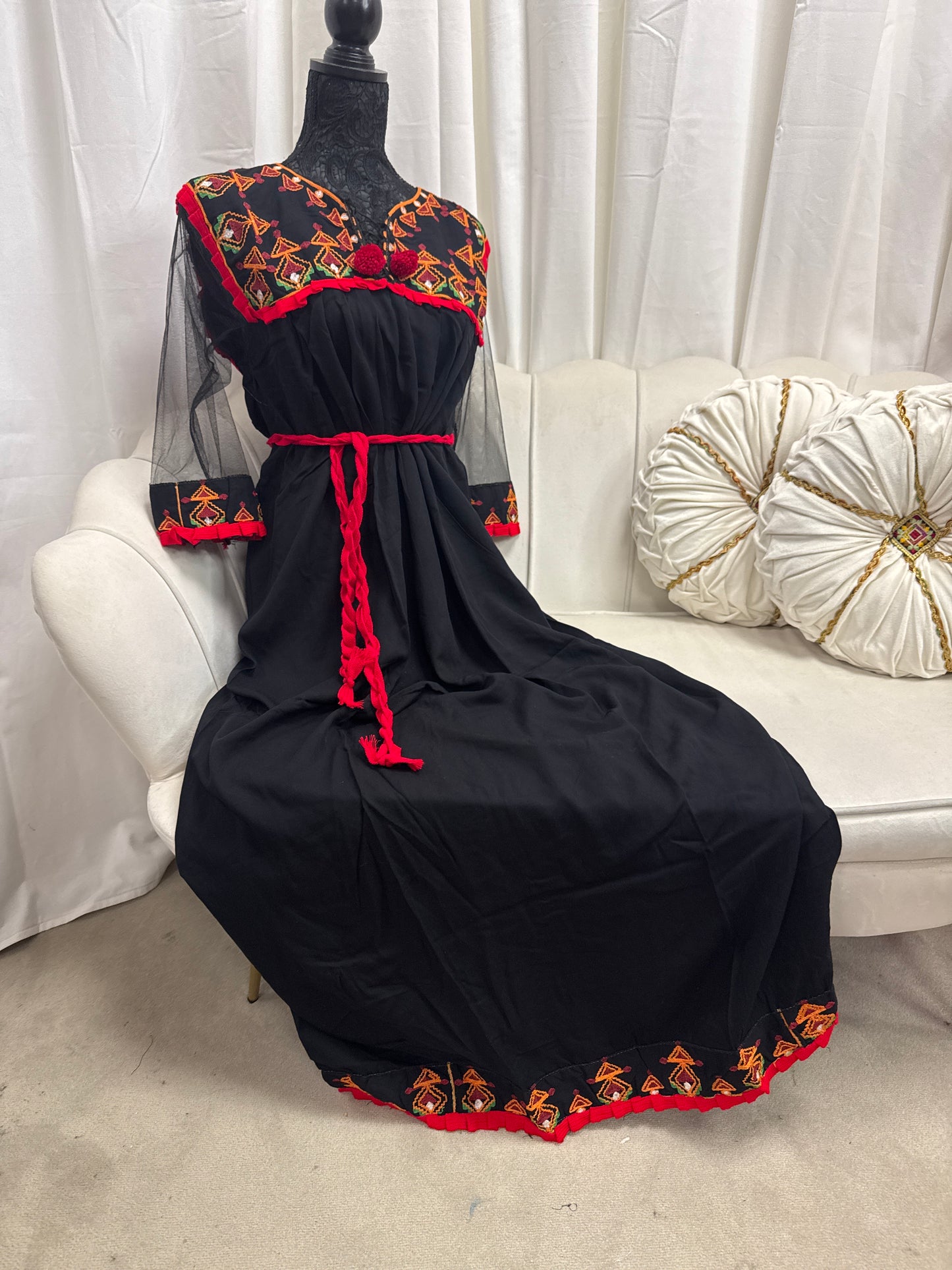 Robe brodé manche transparente
