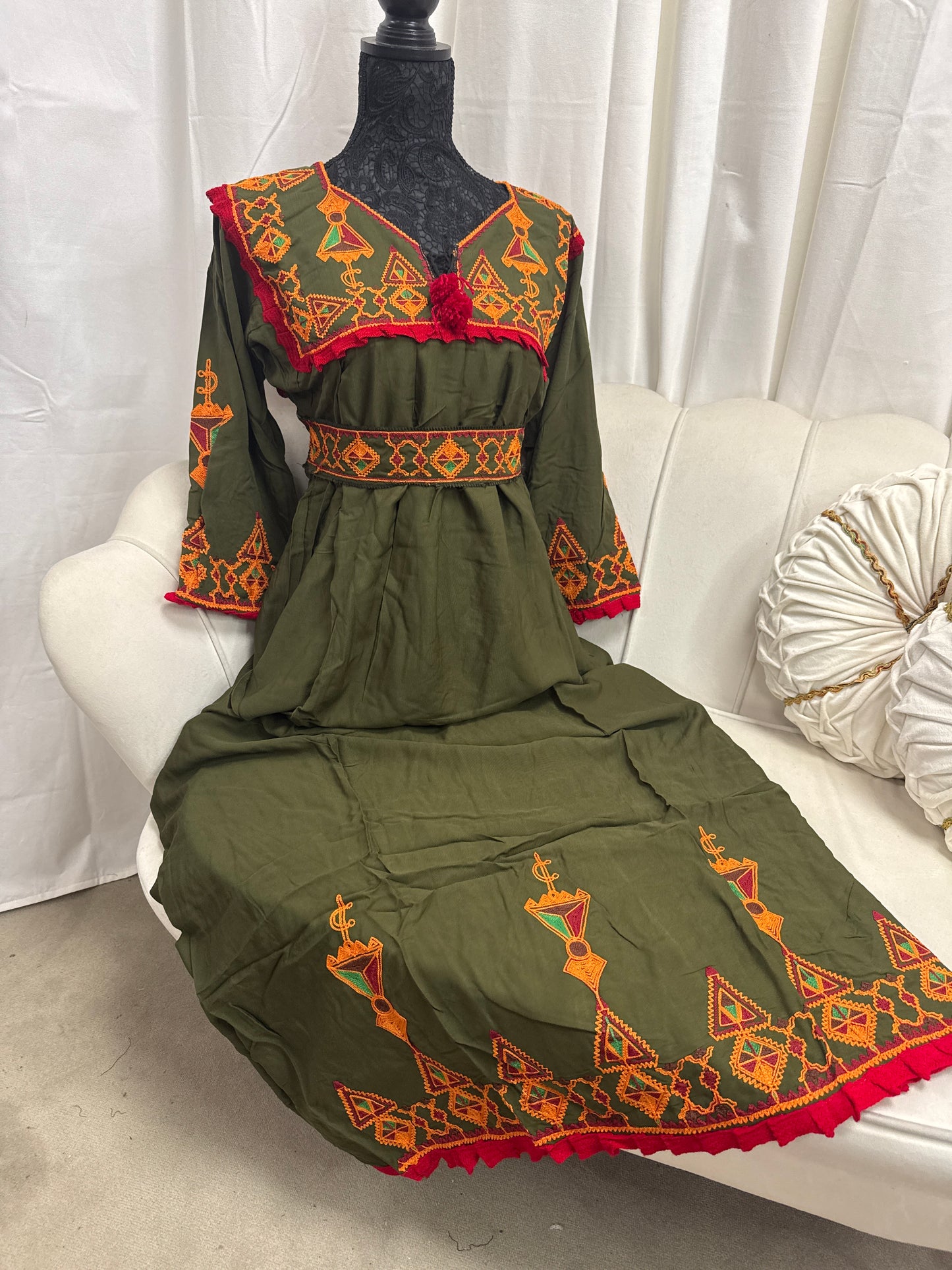 Robes brodé avec ceinture