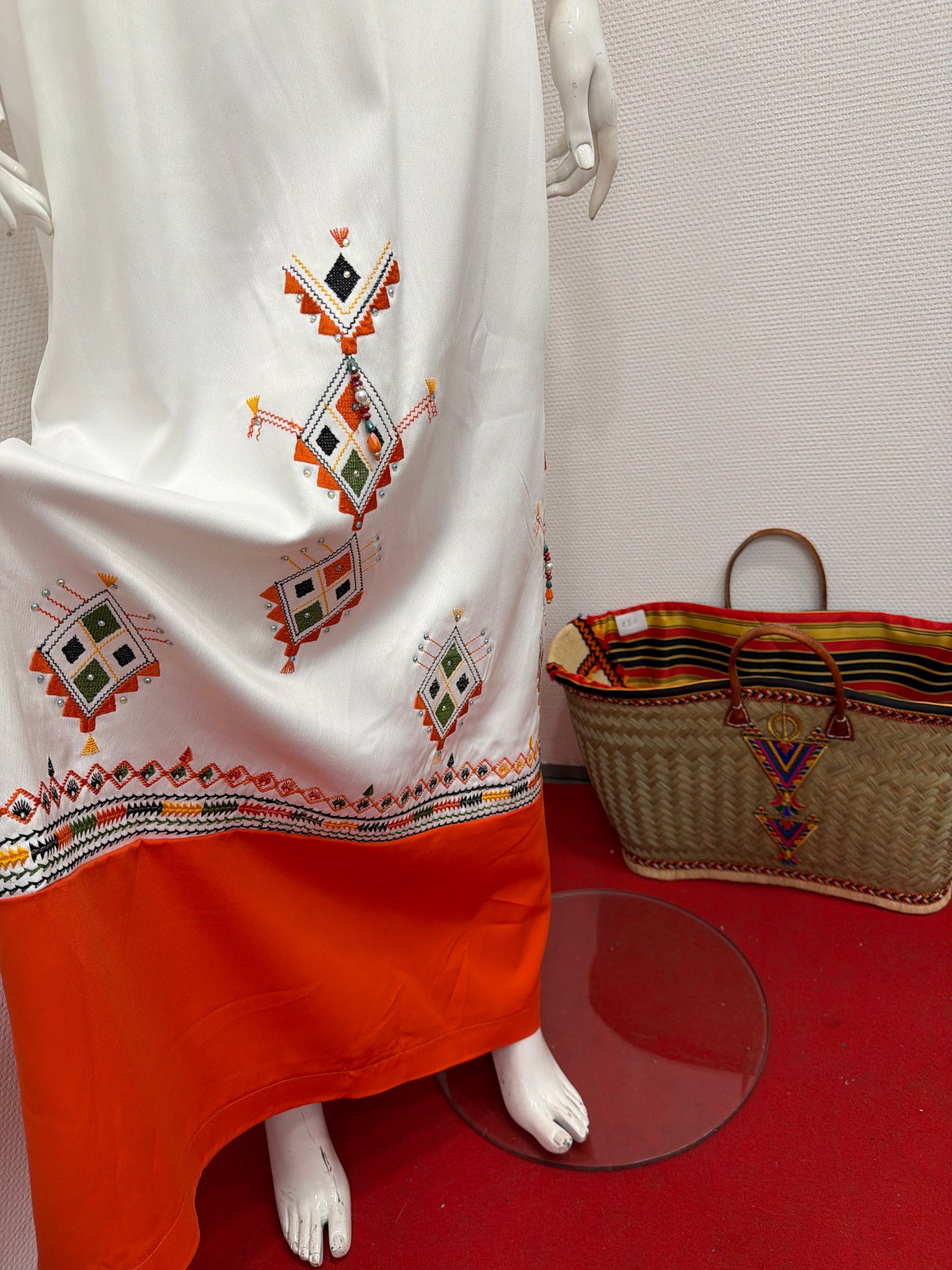 Robes broderies pochette non inclus