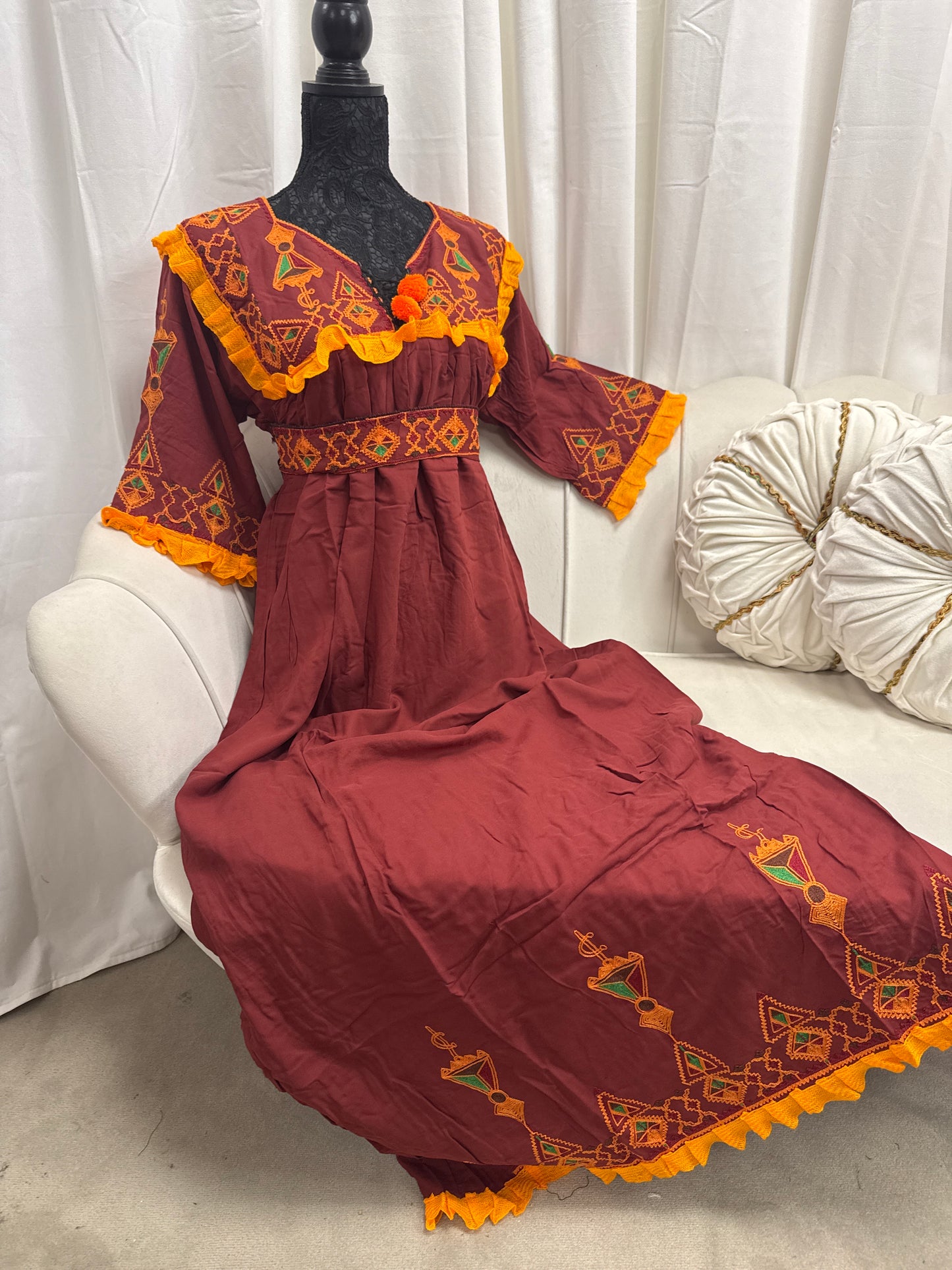 Robes brodé avec ceinture