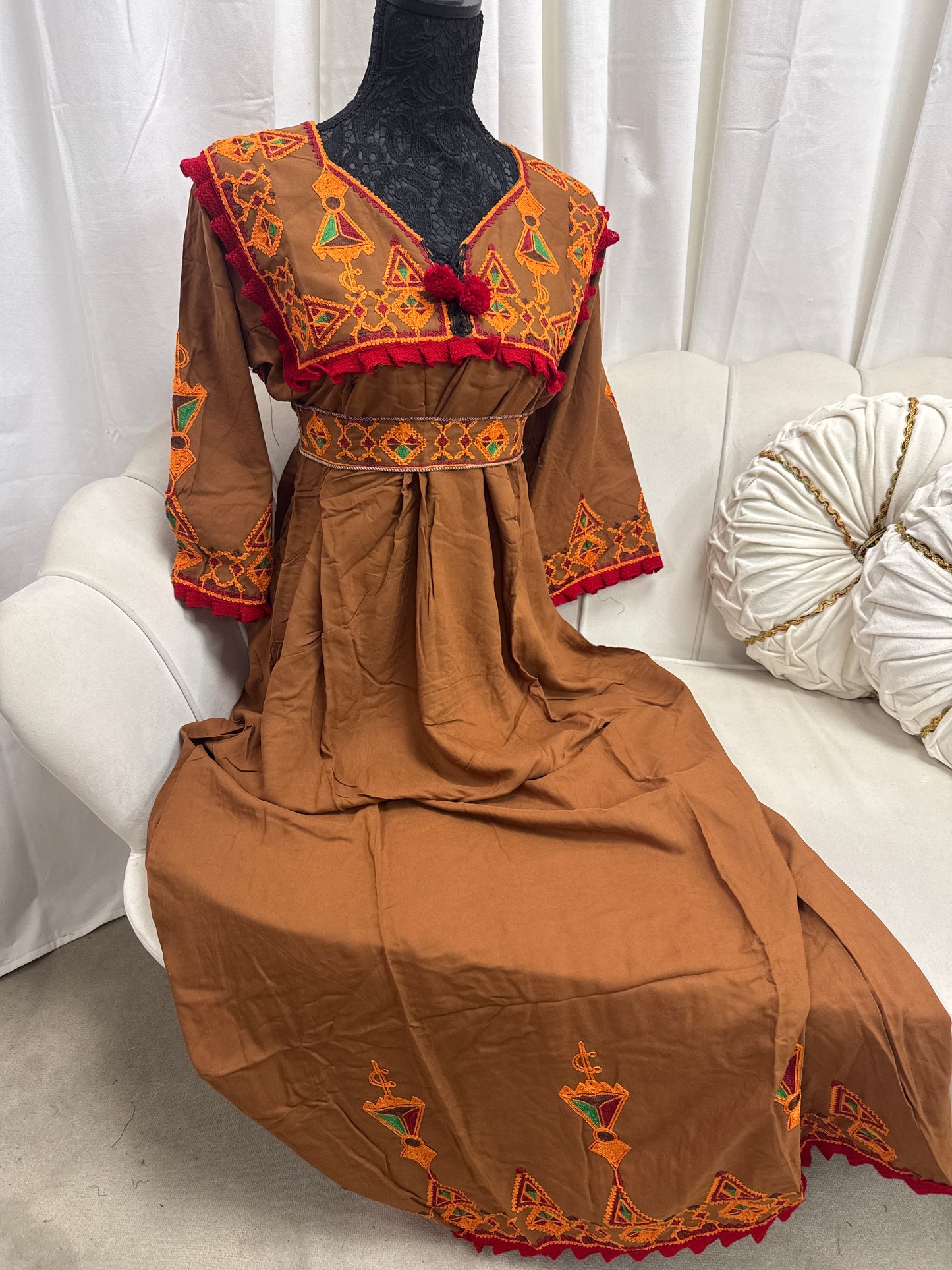 Robes brodé avec ceinture