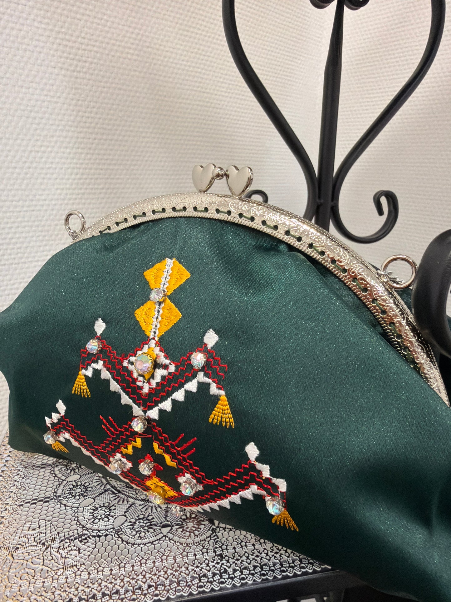 Pochettes satin brodé