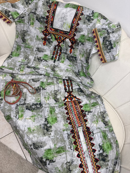 Robe brodé avec manches ￼