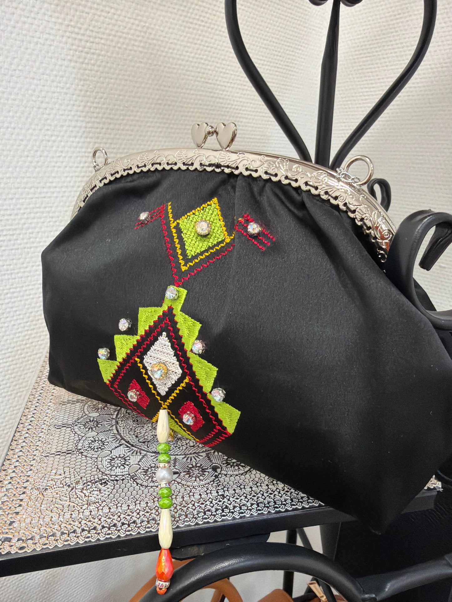 Pochettes satin brodé