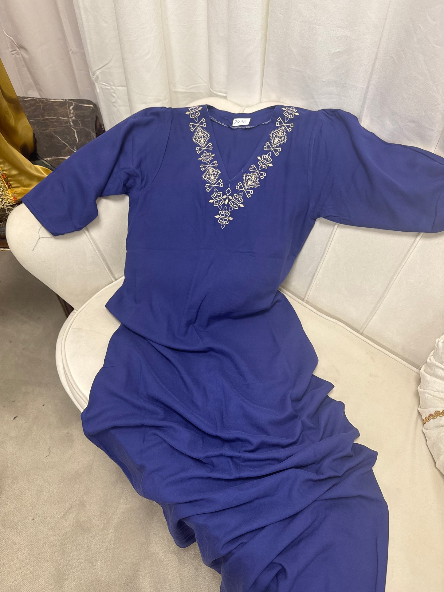 Robes brodées avec manche