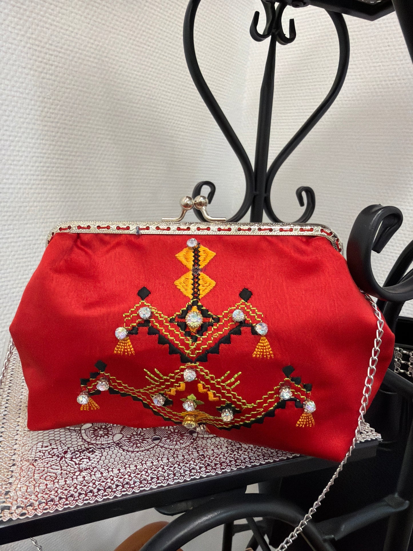Pochettes satin brodé