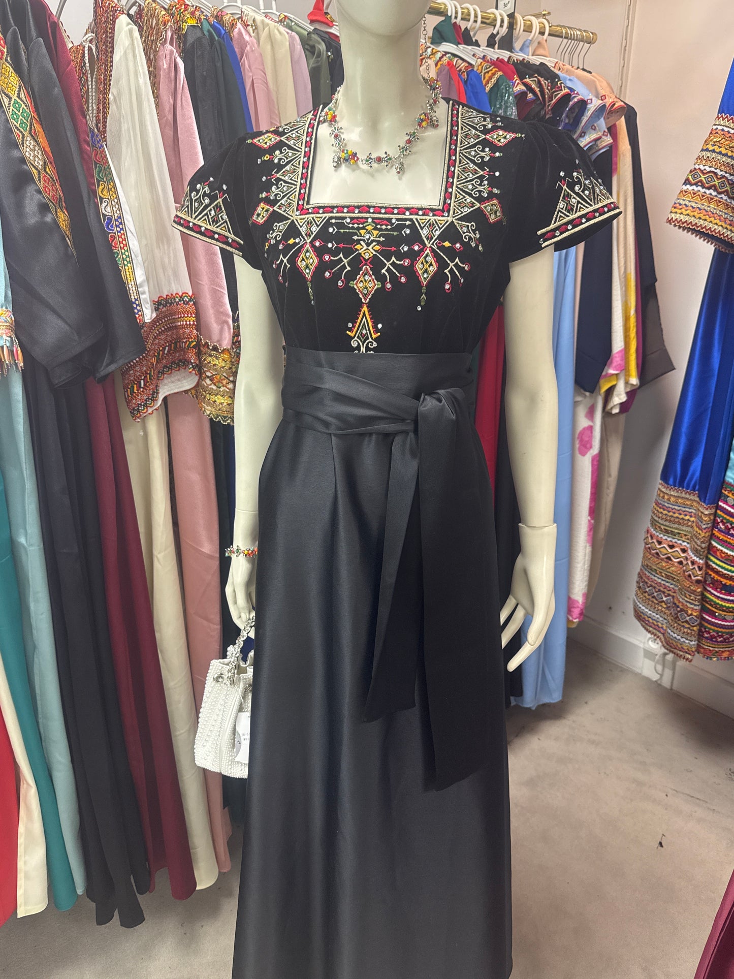 Robes brodées kabyle velours ￼