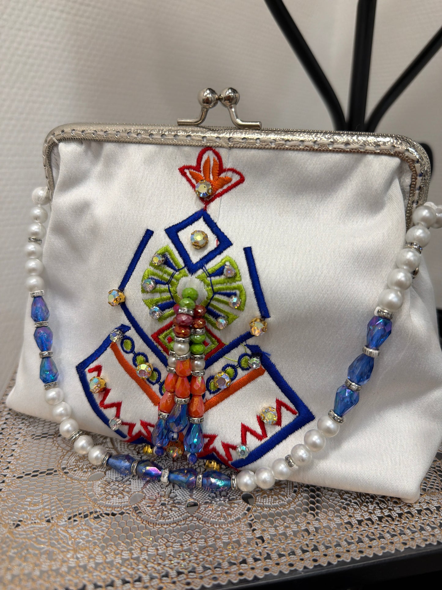 Pochettes satin brodé